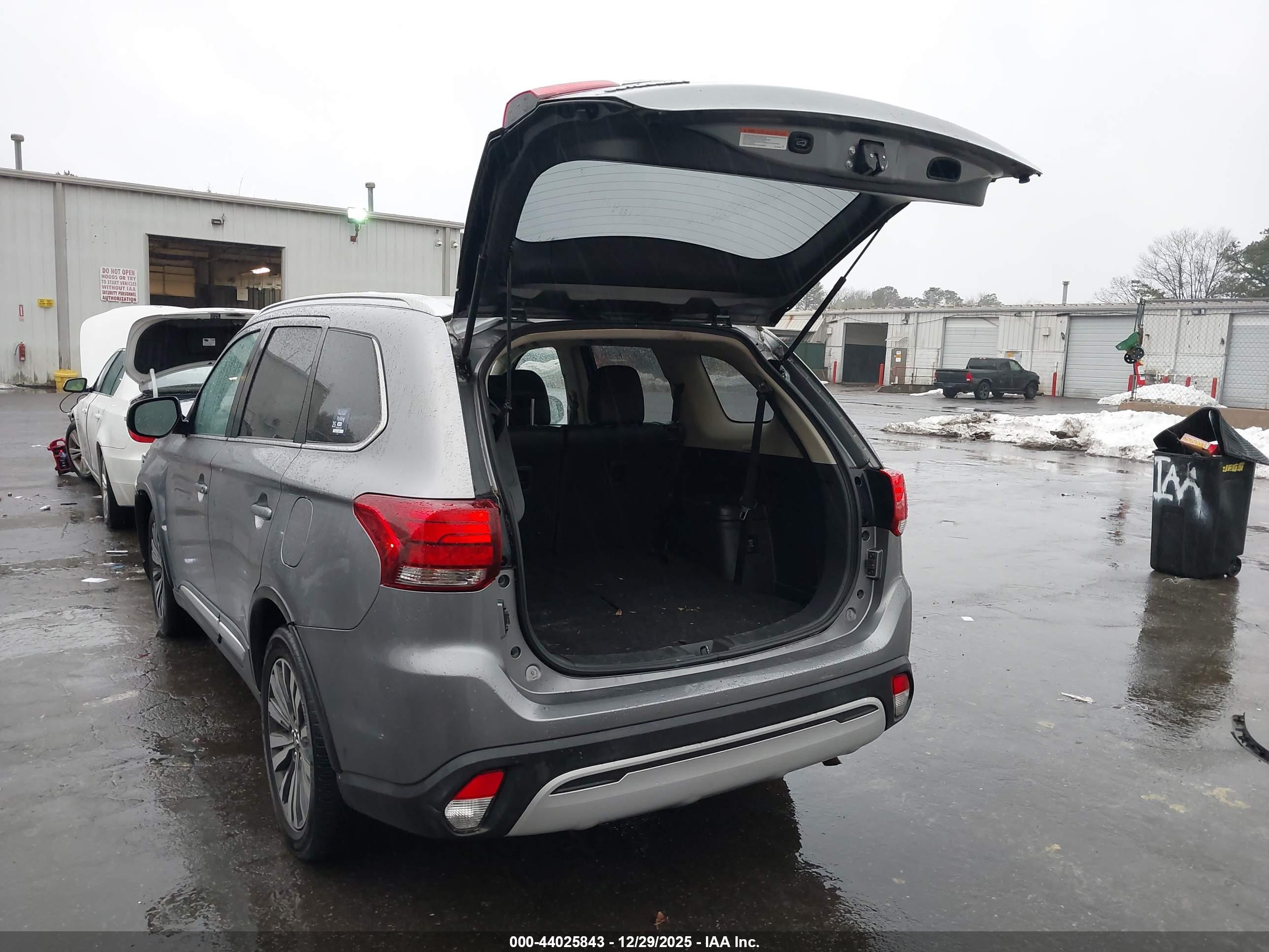 MITSUBISHI OUTLANDER image 3