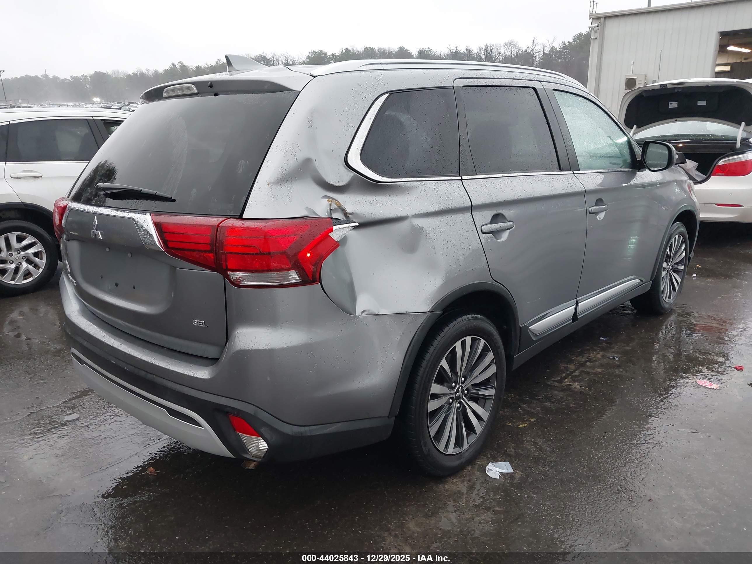 MITSUBISHI OUTLANDER image 4