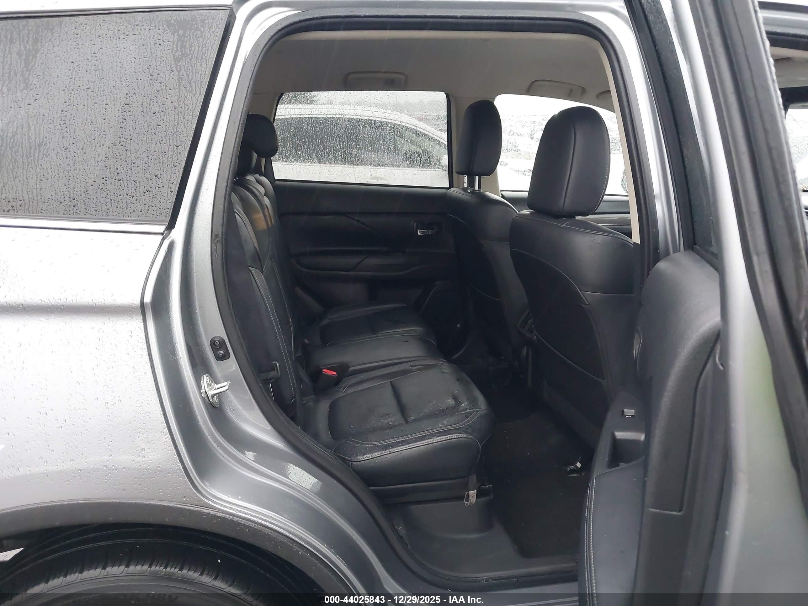 MITSUBISHI OUTLANDER image 8