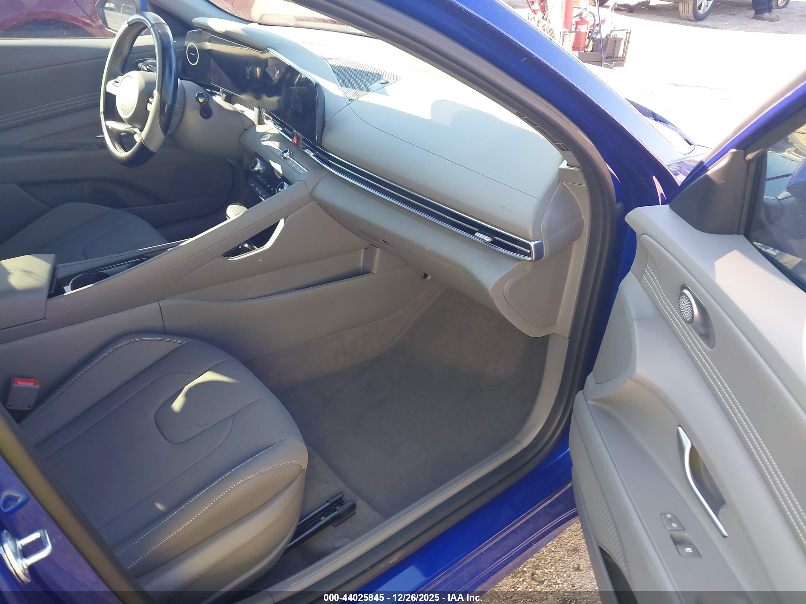 HYUNDAI ELANTRA image 5