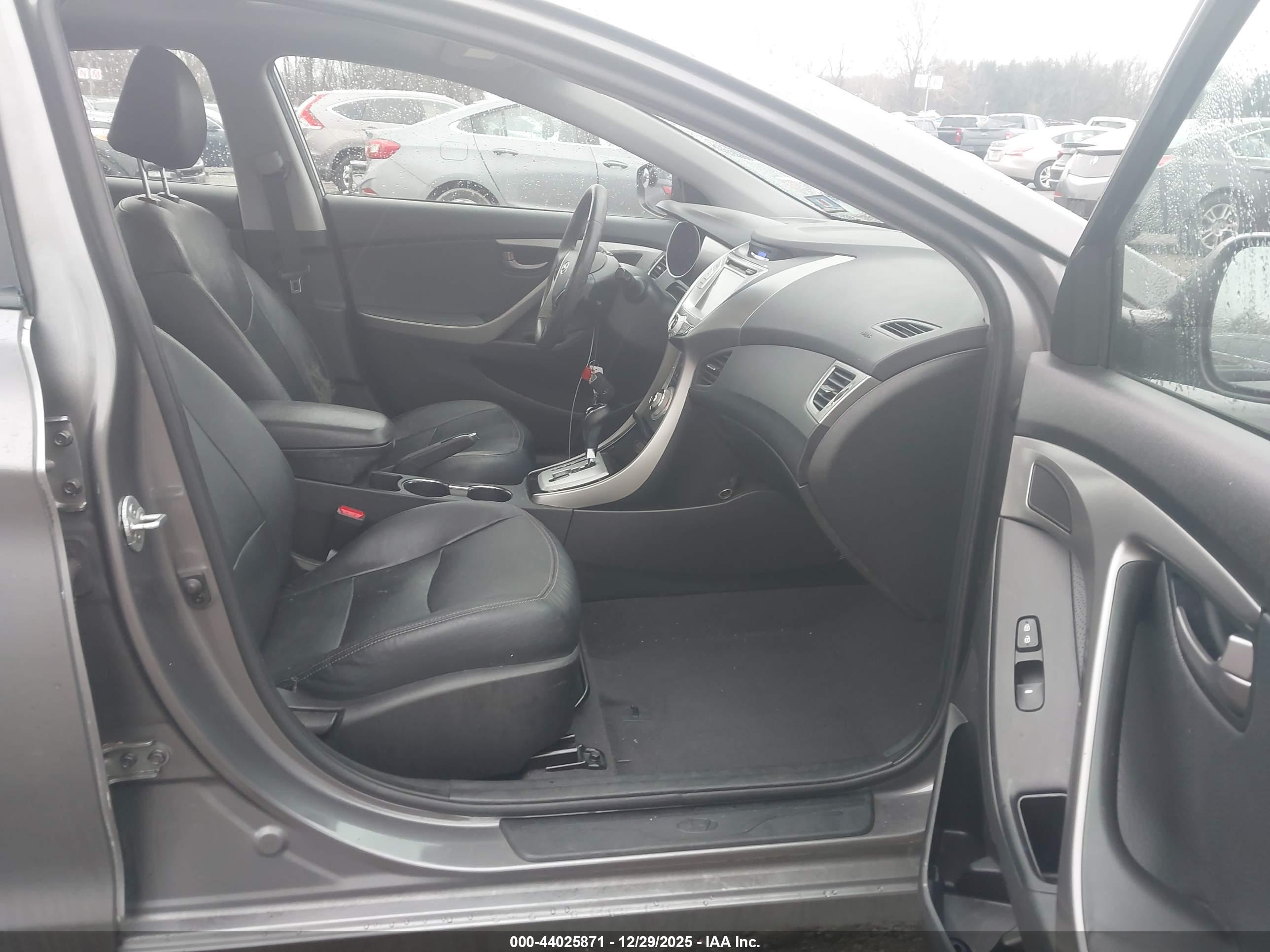 HYUNDAI ELANTRA image 5