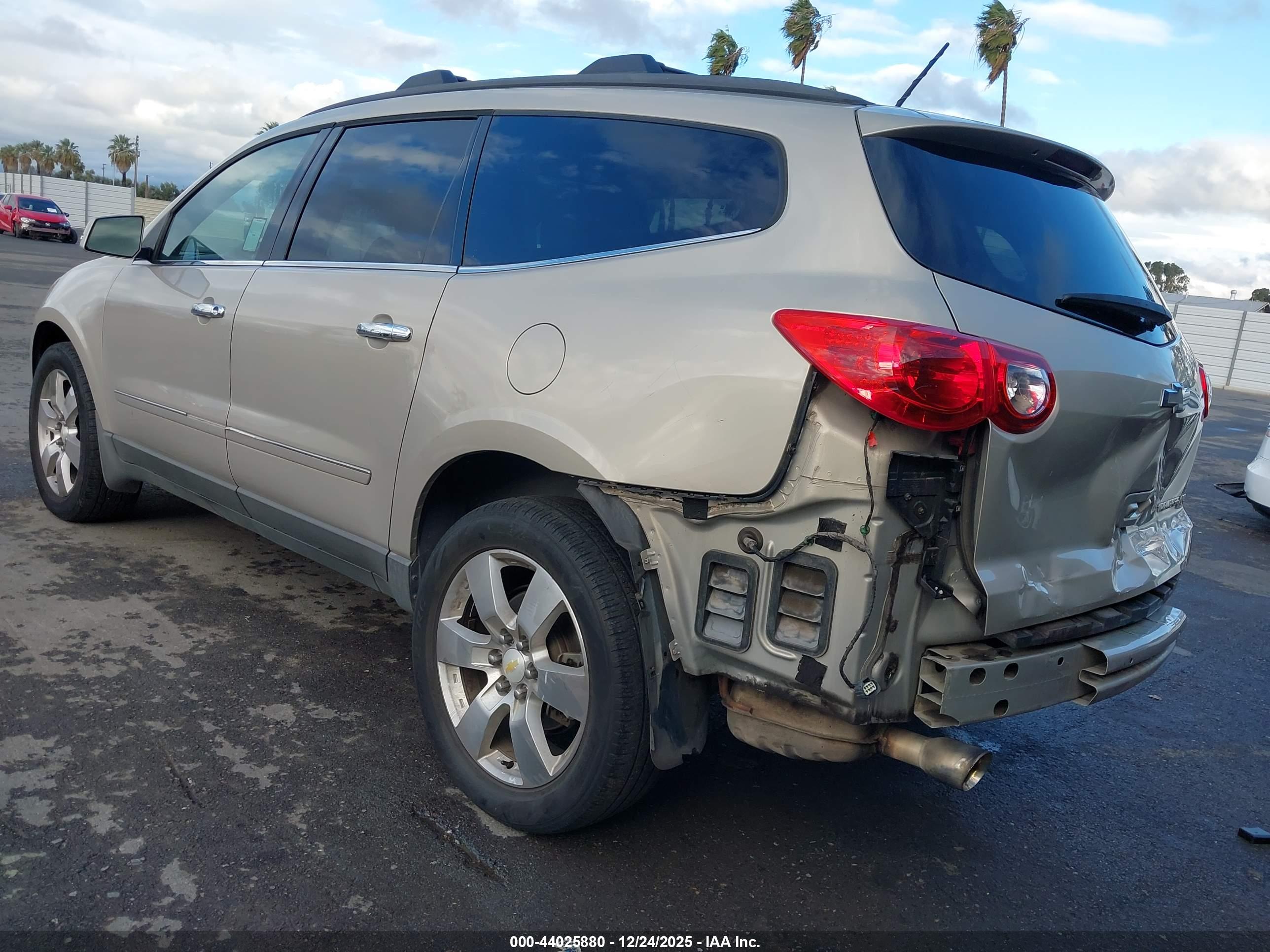 CHEVROLET TRAVERSE image 3