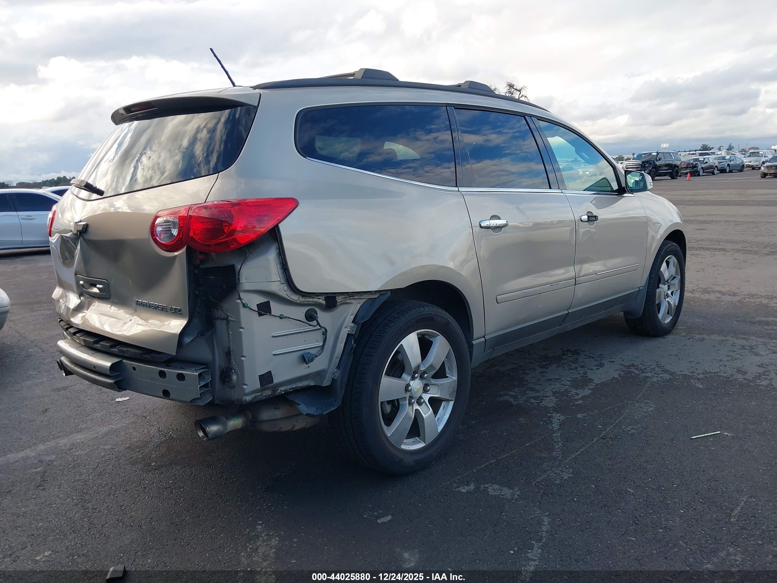CHEVROLET TRAVERSE image 4