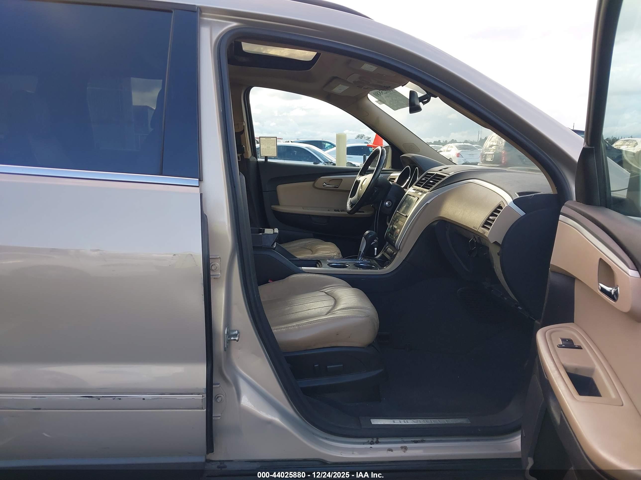 CHEVROLET TRAVERSE image 5