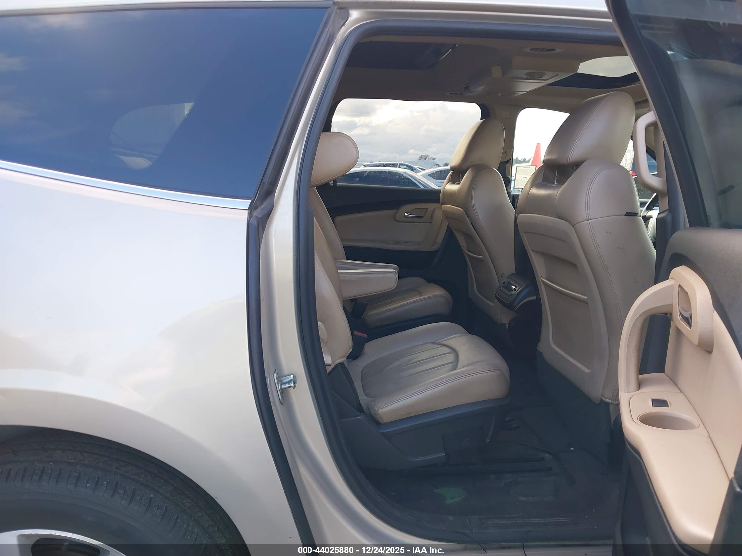 CHEVROLET TRAVERSE image 8