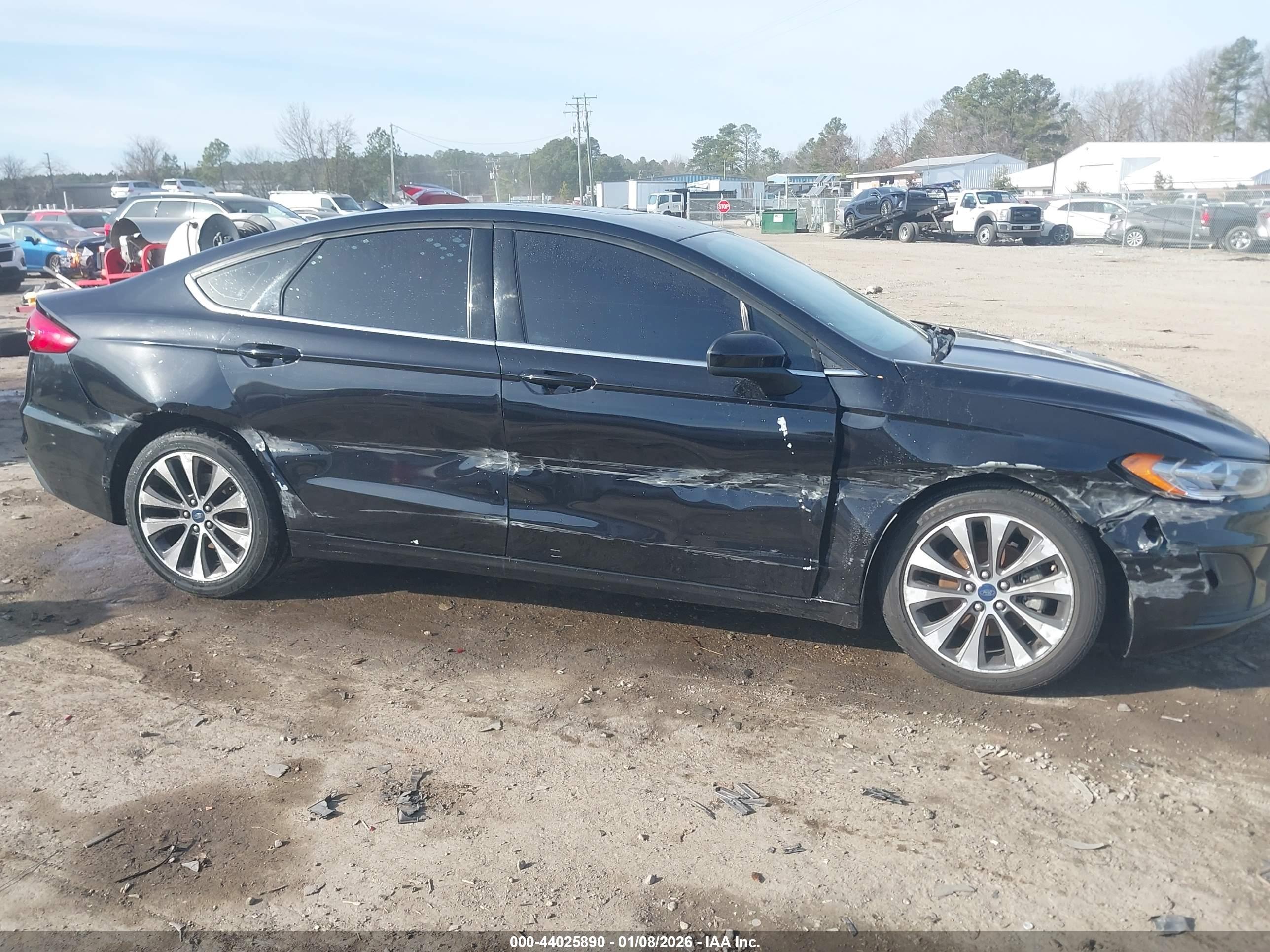 FORD FUSION image 6
