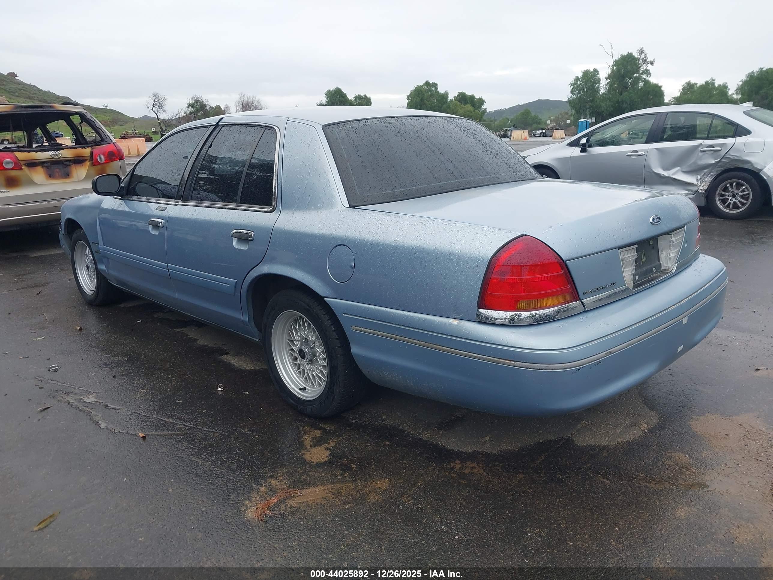 FORD CROWN image 3