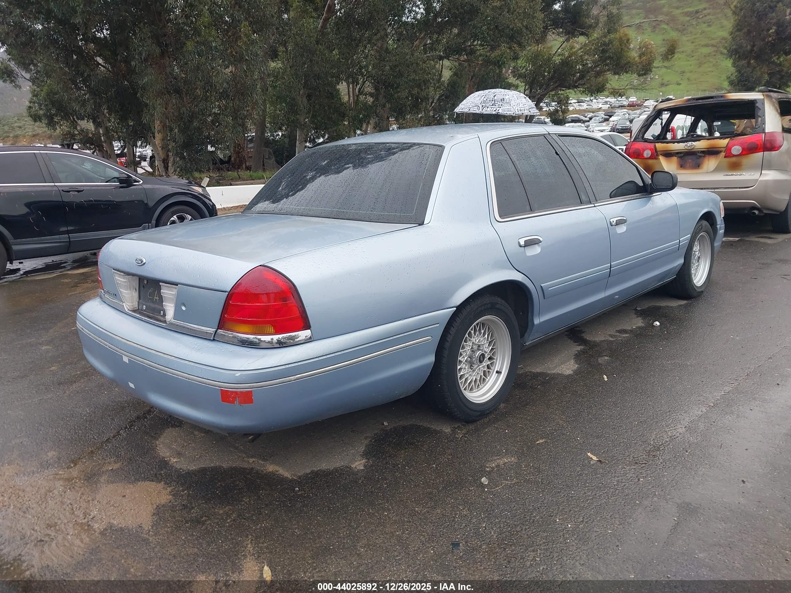 FORD CROWN image 4