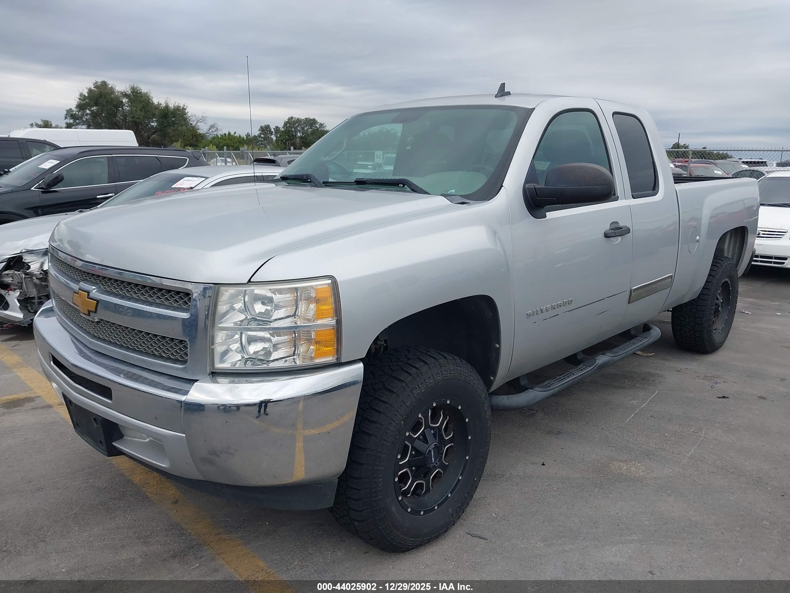 CHEVROLET SILVERADO image 2