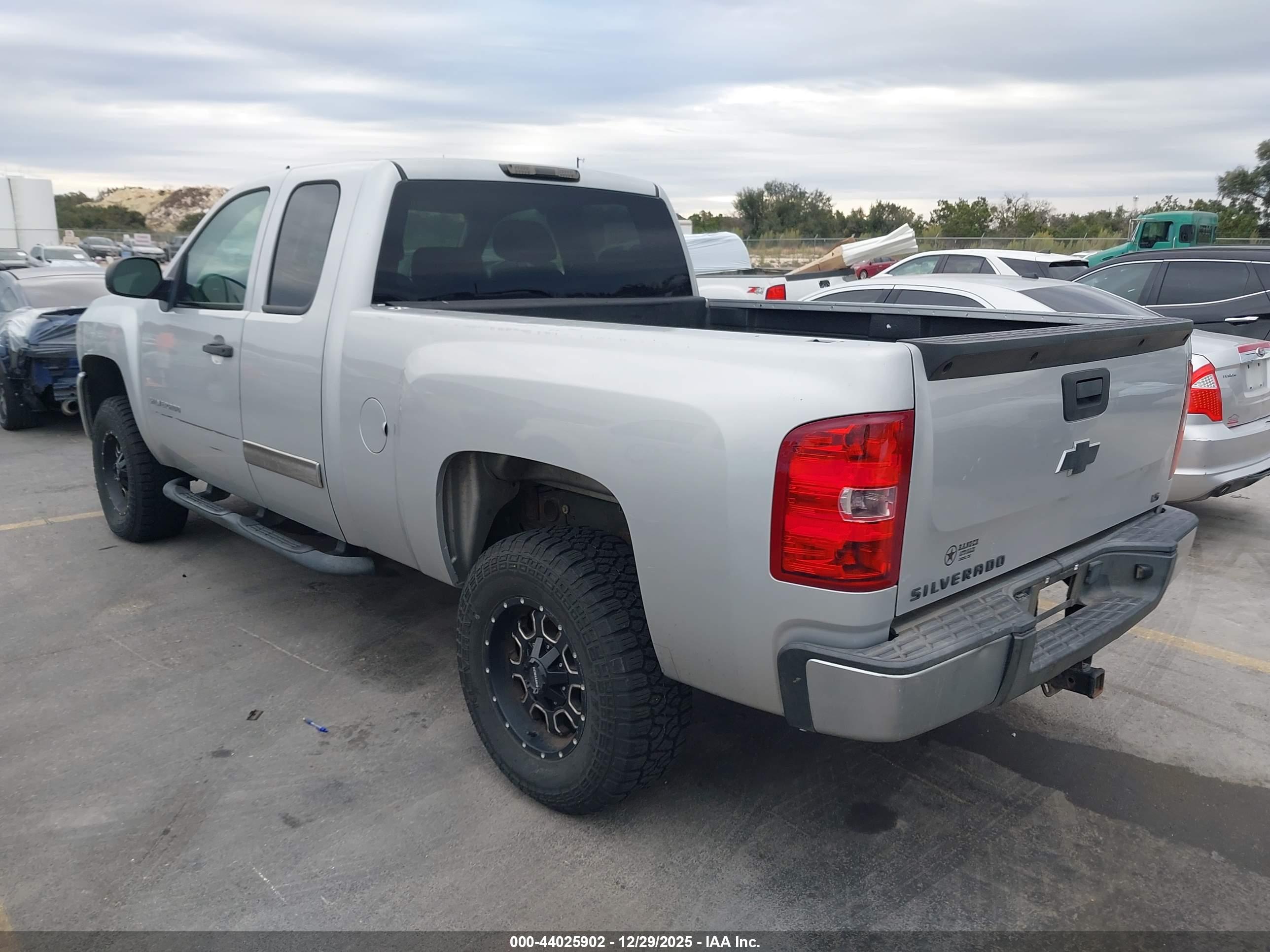 CHEVROLET SILVERADO image 3