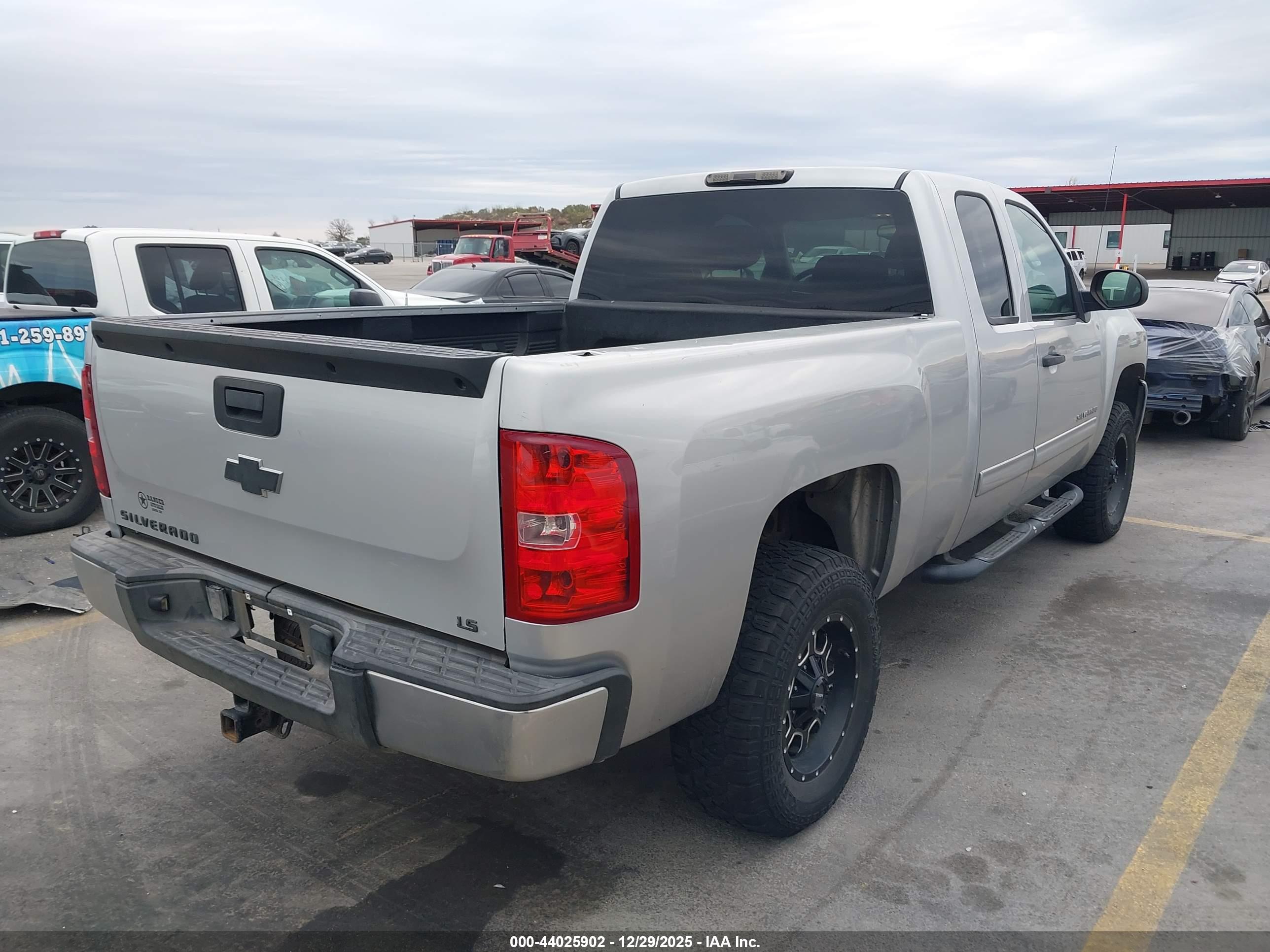 CHEVROLET SILVERADO image 4