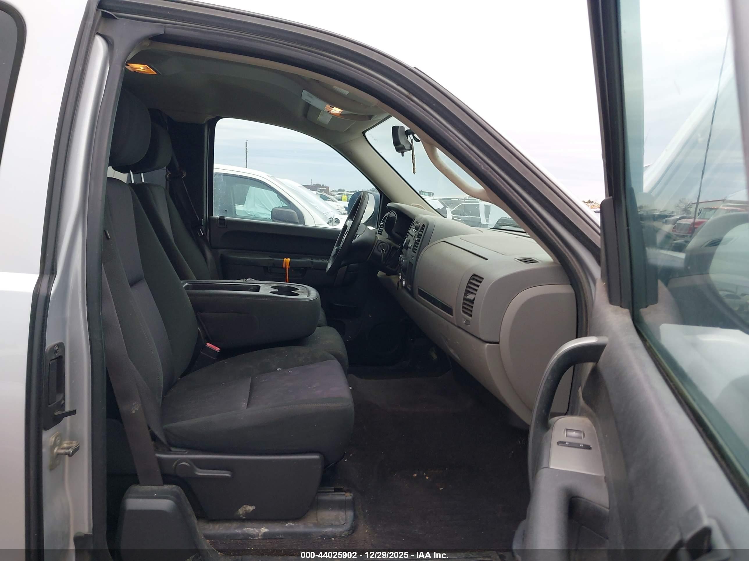 CHEVROLET SILVERADO image 5