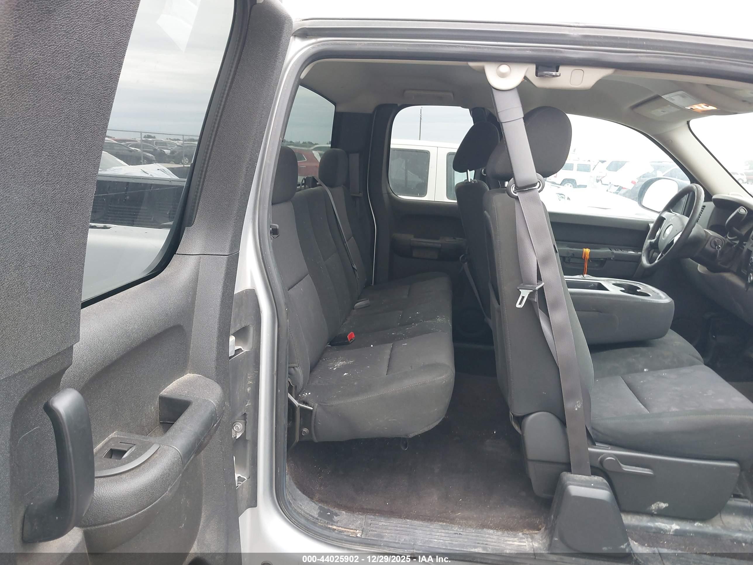CHEVROLET SILVERADO image 8