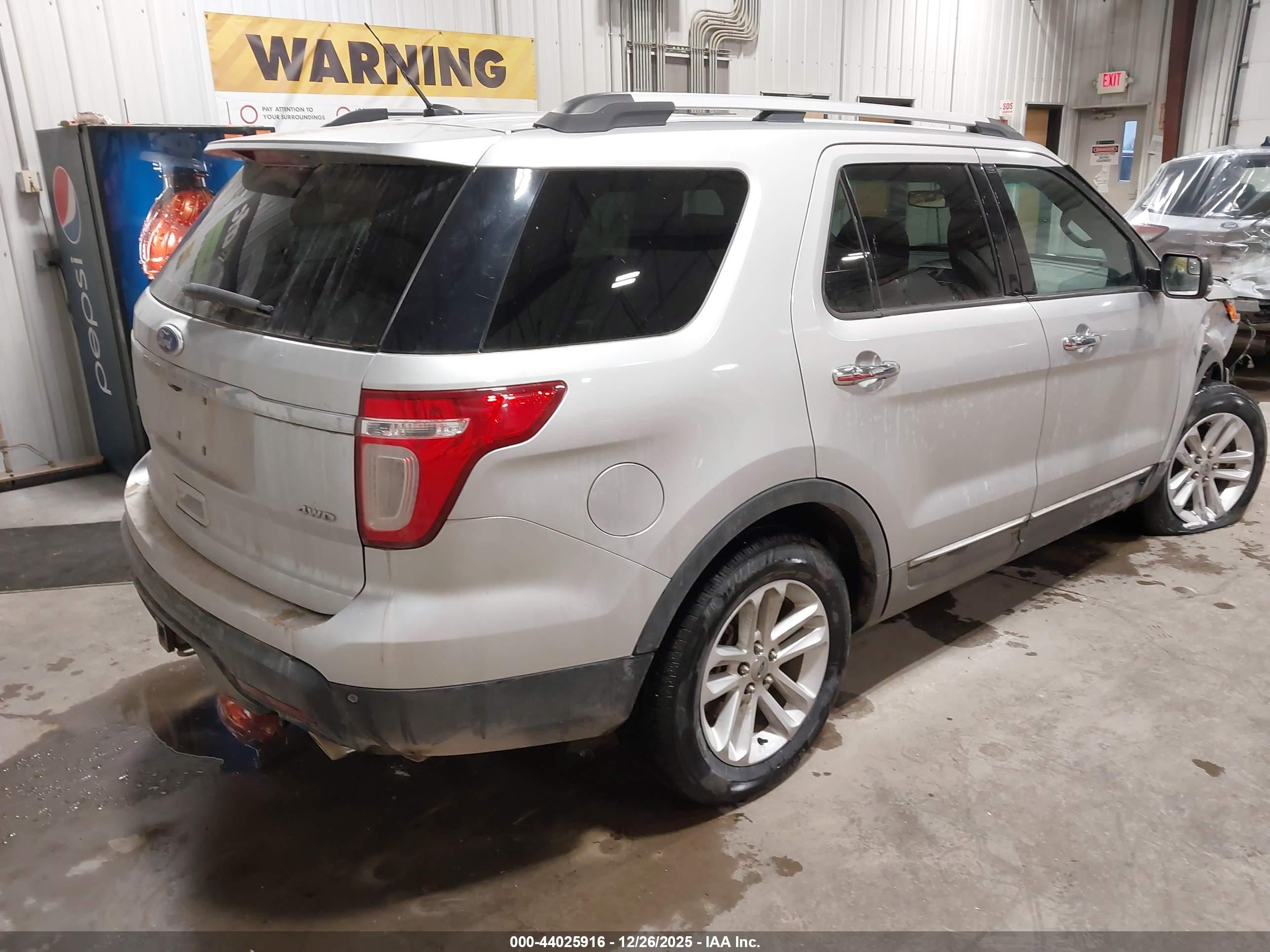 FORD EXPLORER image 4