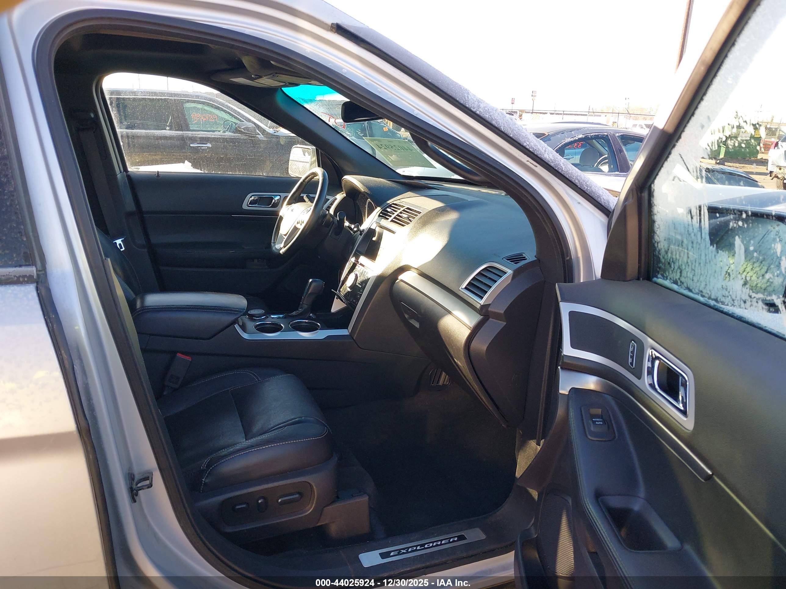 FORD EXPLORER image 5