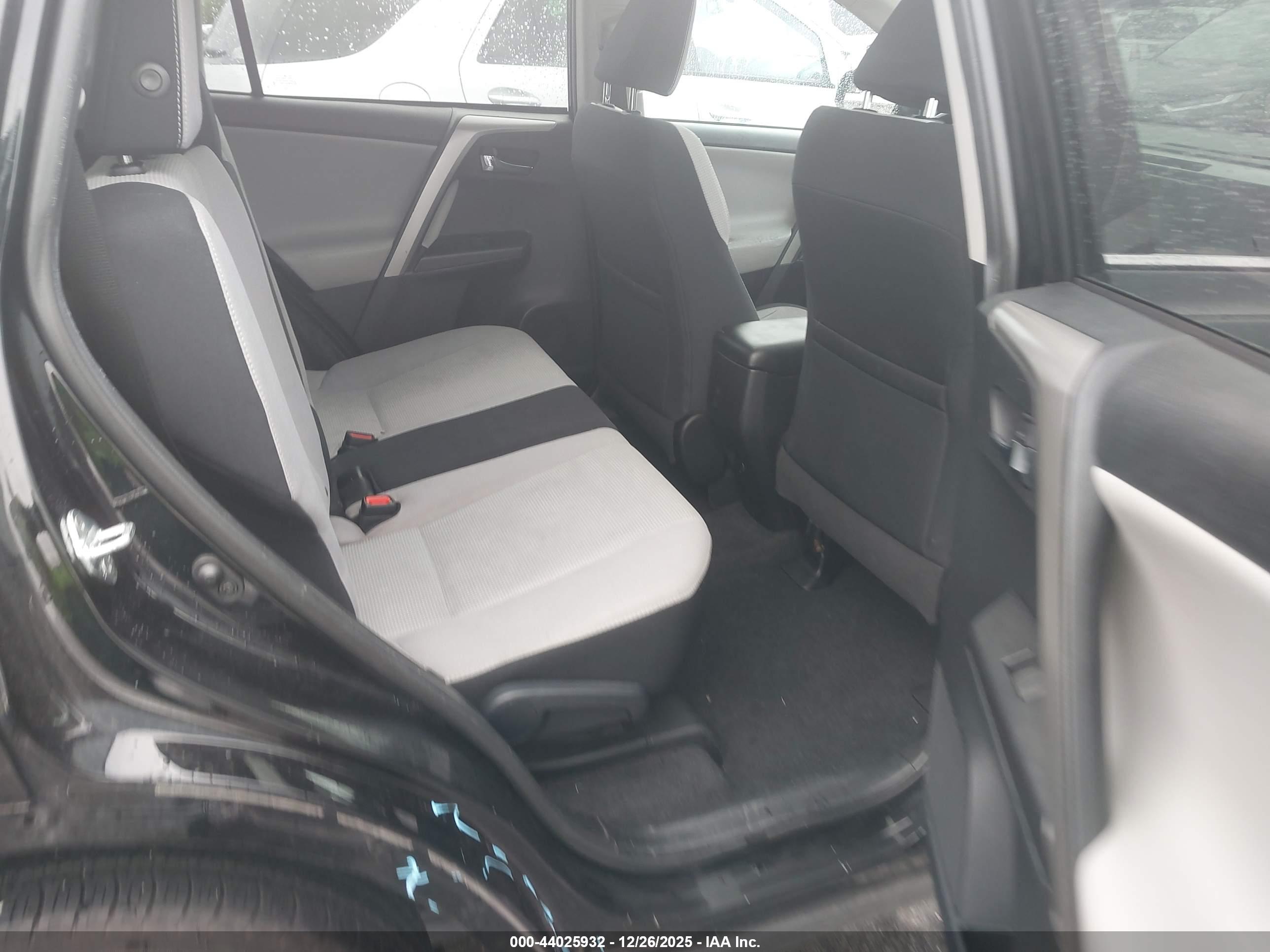 TOYOTA RAV4 image 8