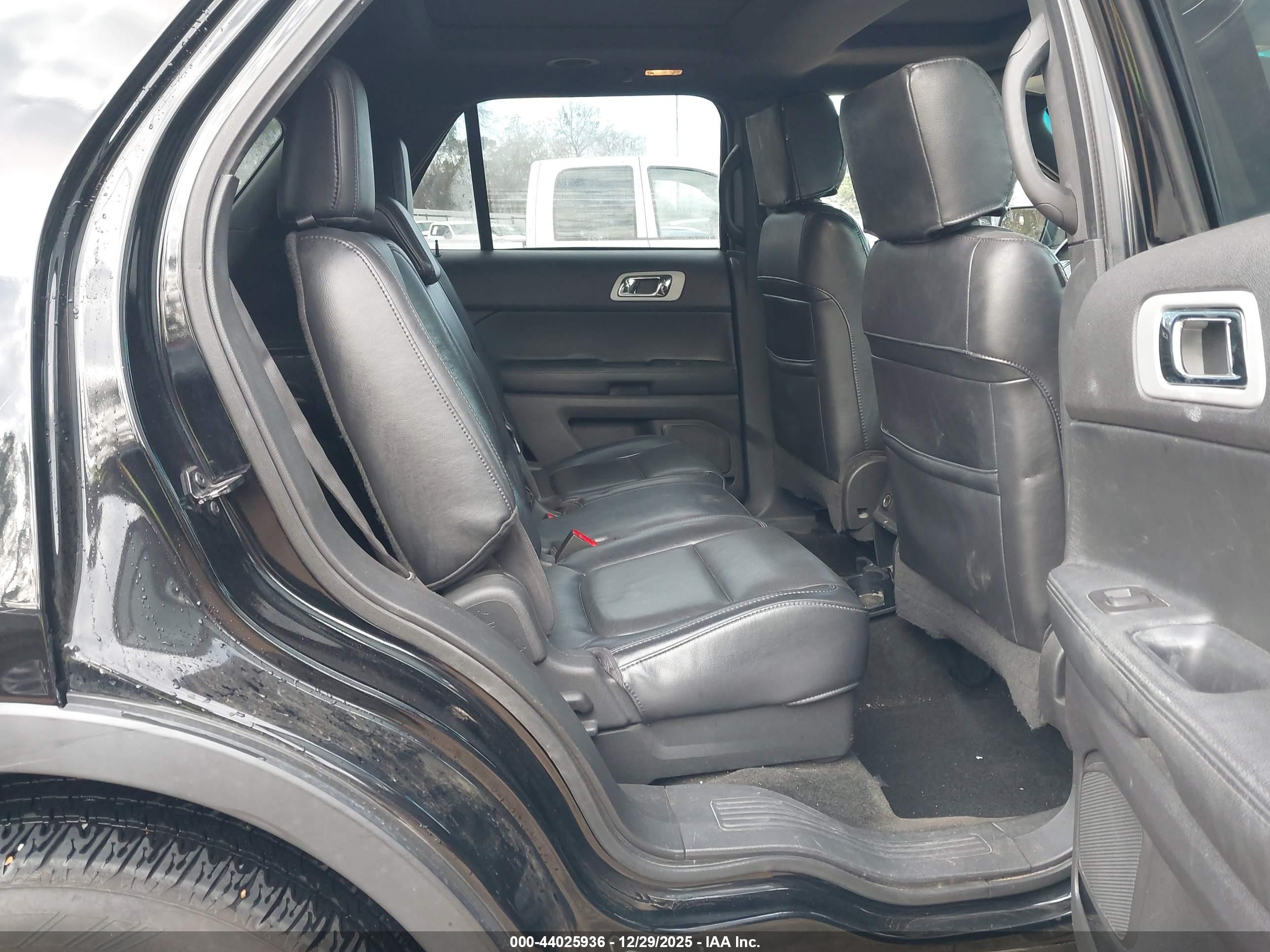 FORD EXPLORER image 8