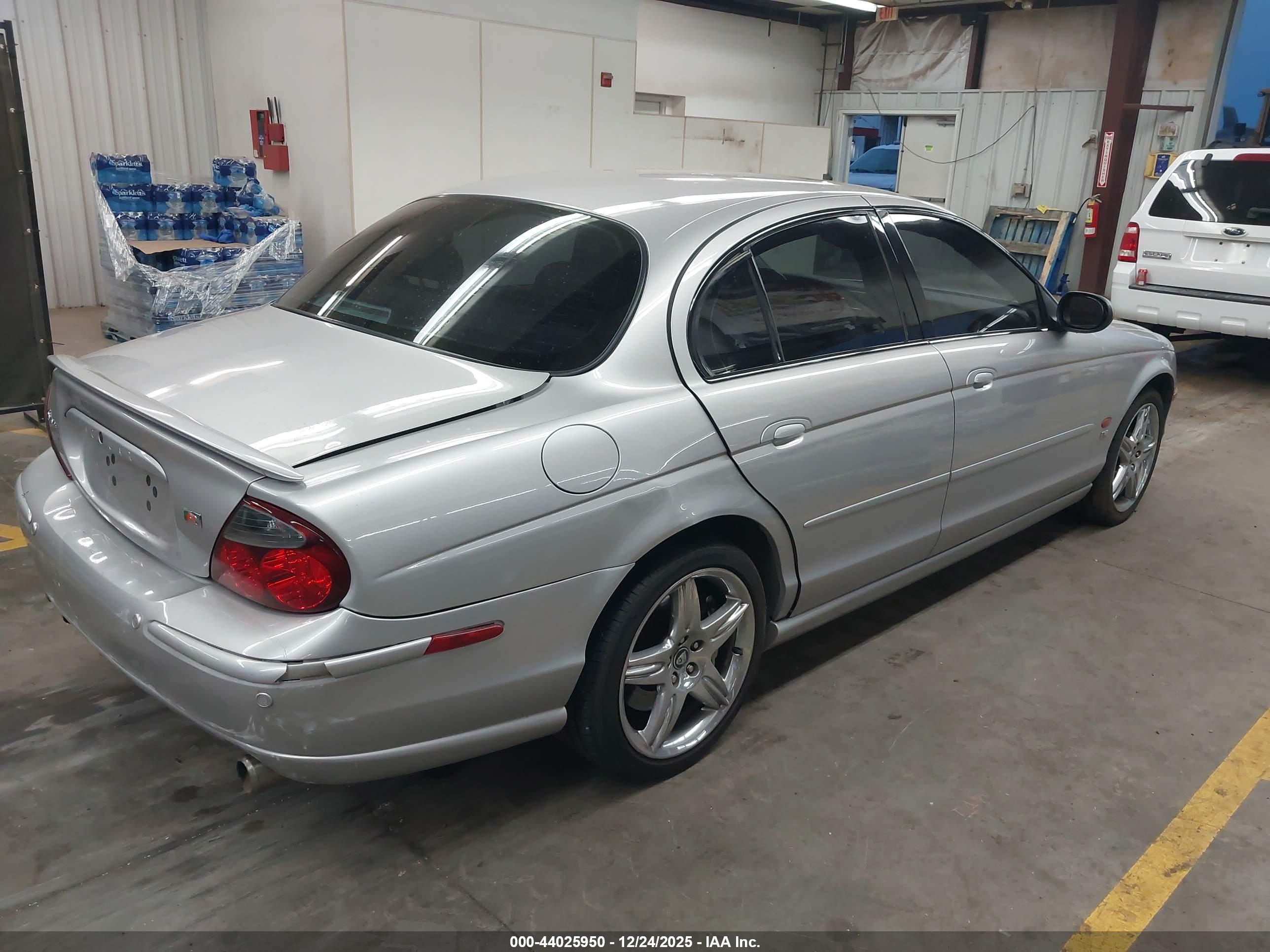JAGUAR S-TYPE image 4
