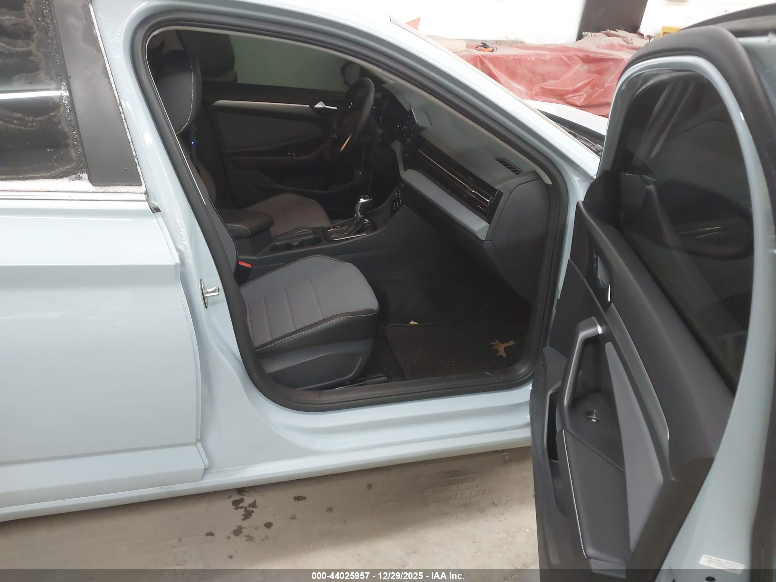 VOLKSWAGEN JETTA image 5