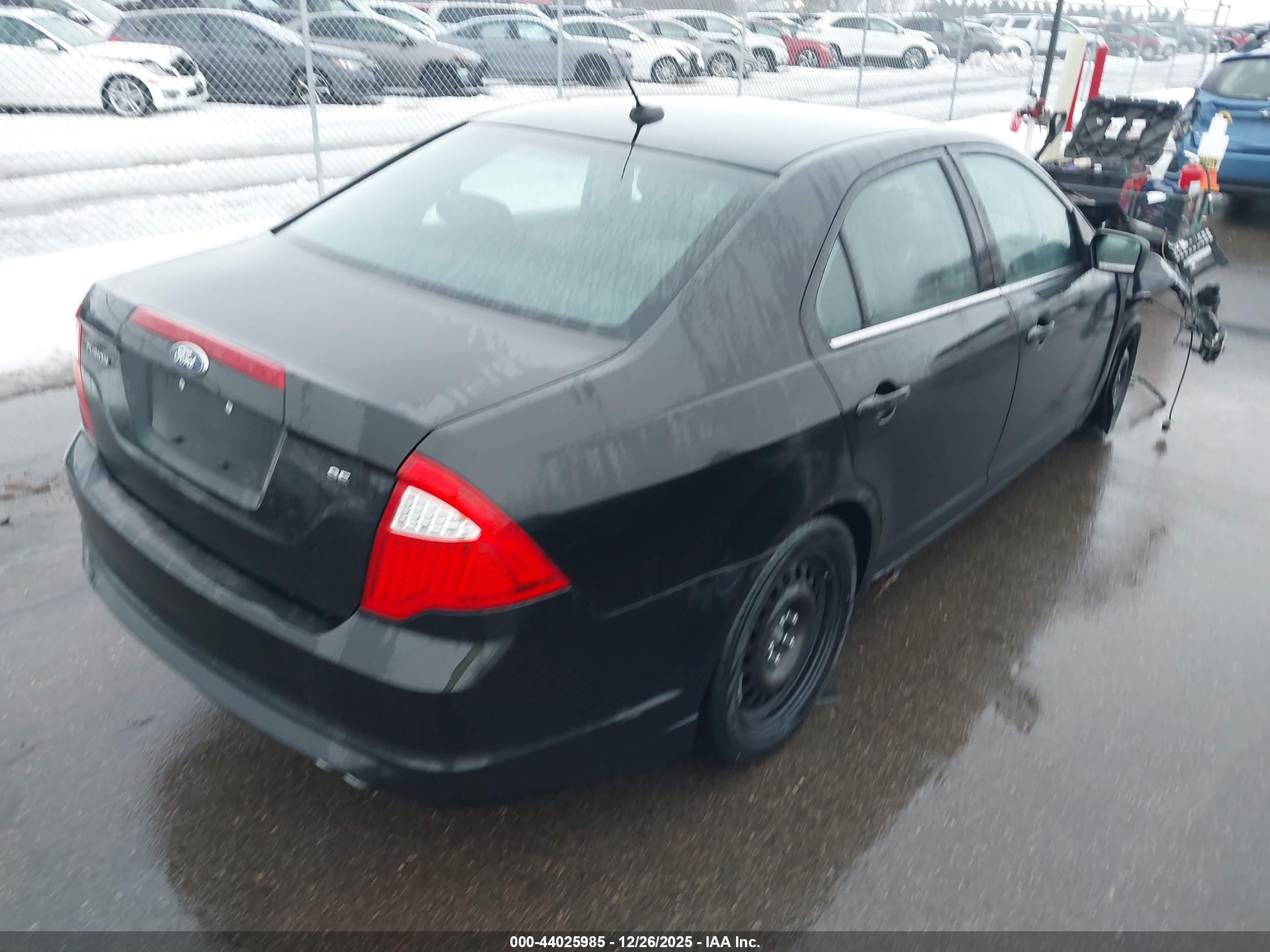 FORD FUSION image 4