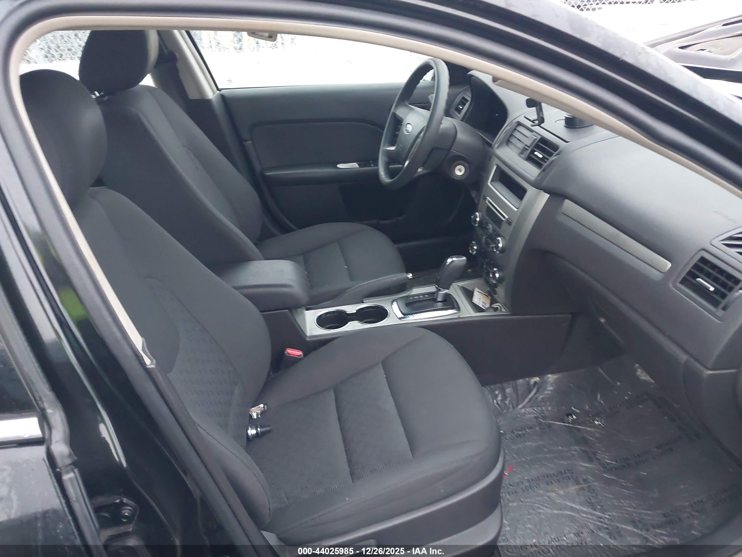 FORD FUSION image 5