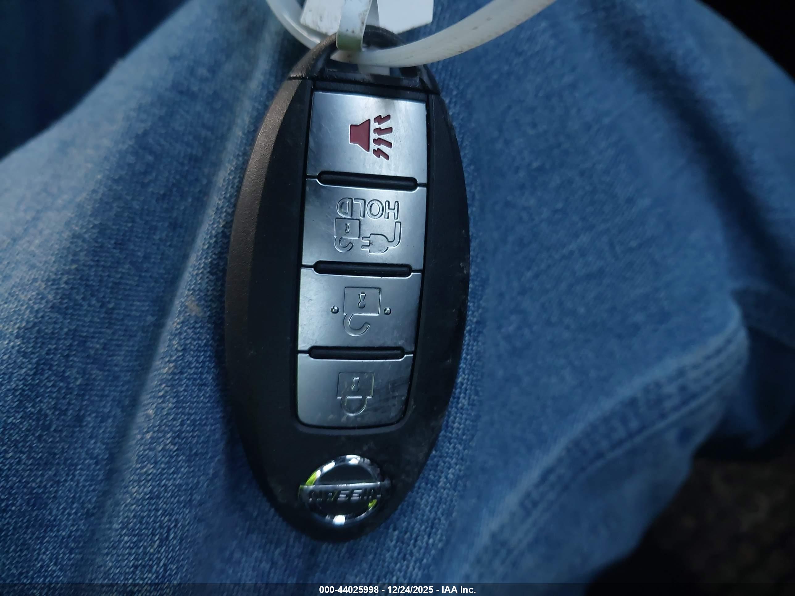 NISSAN LEAF image 11