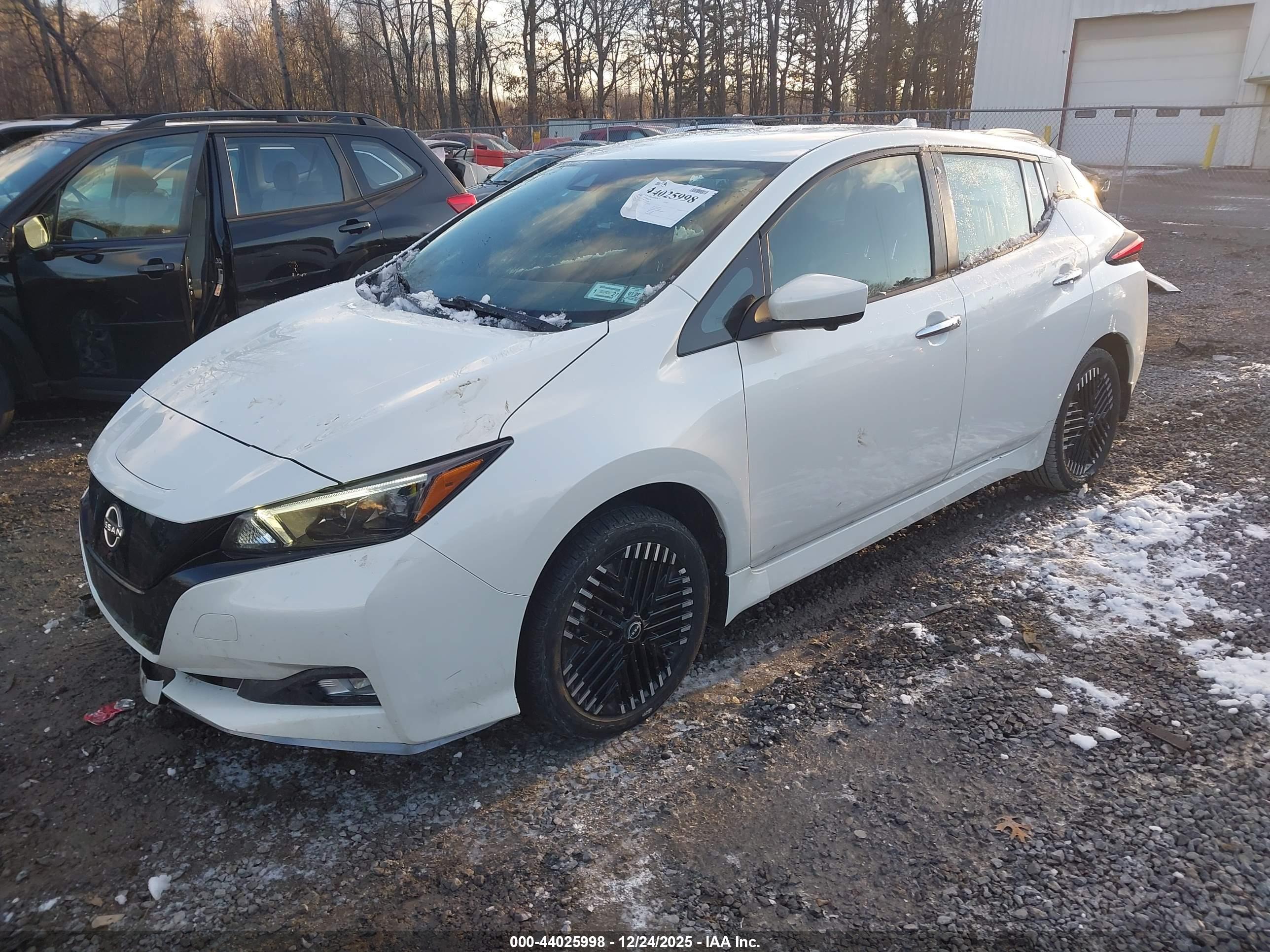 NISSAN LEAF image 2
