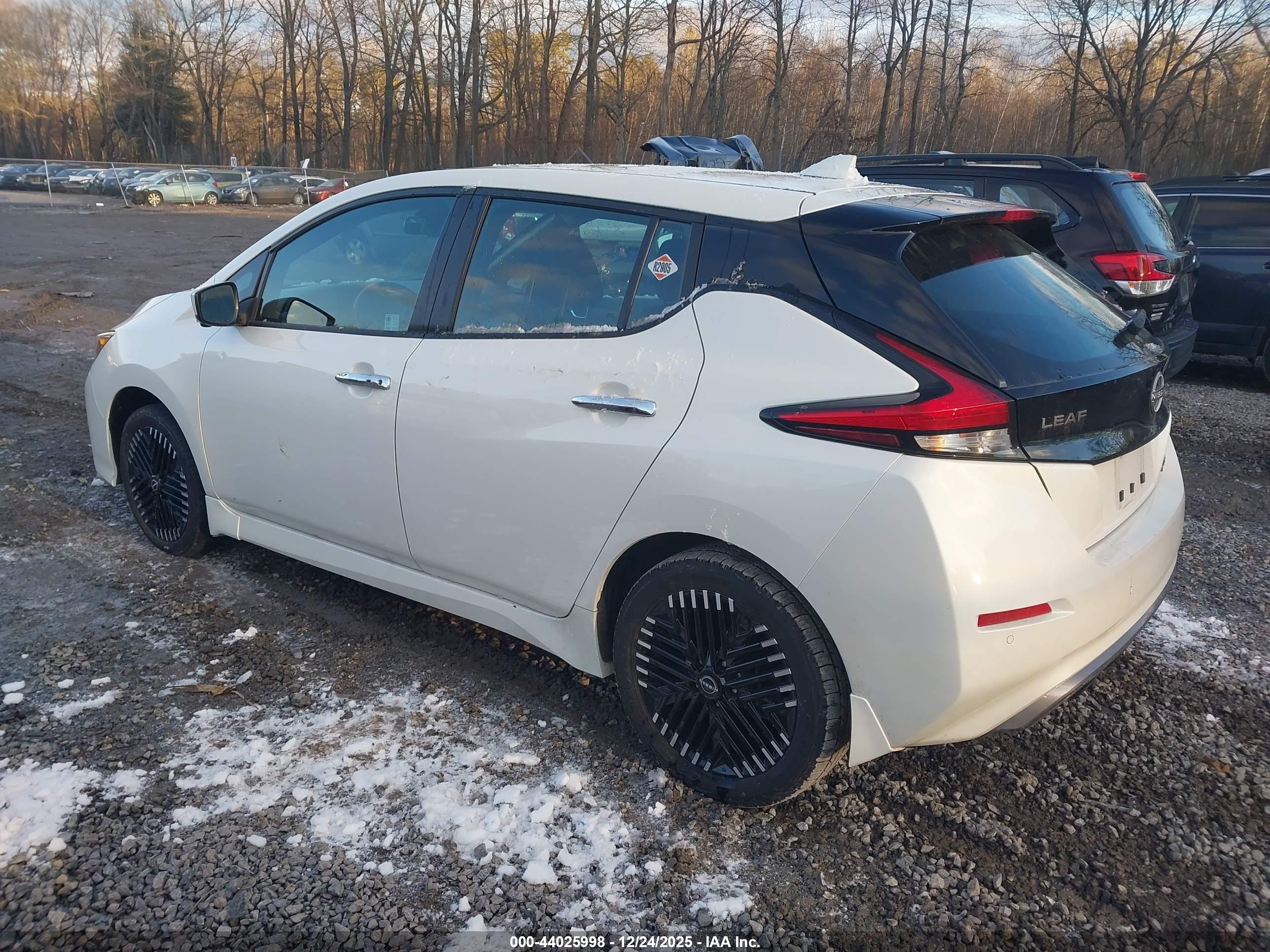 NISSAN LEAF image 3