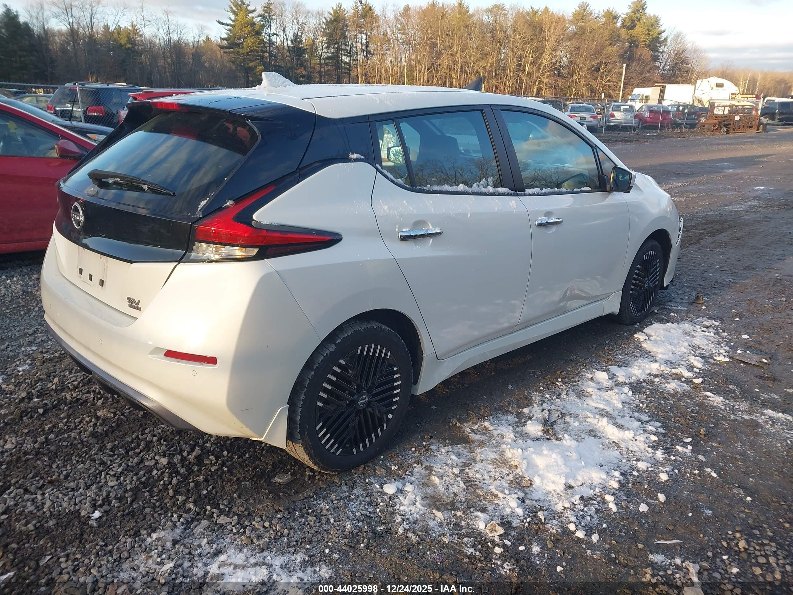 NISSAN LEAF image 4