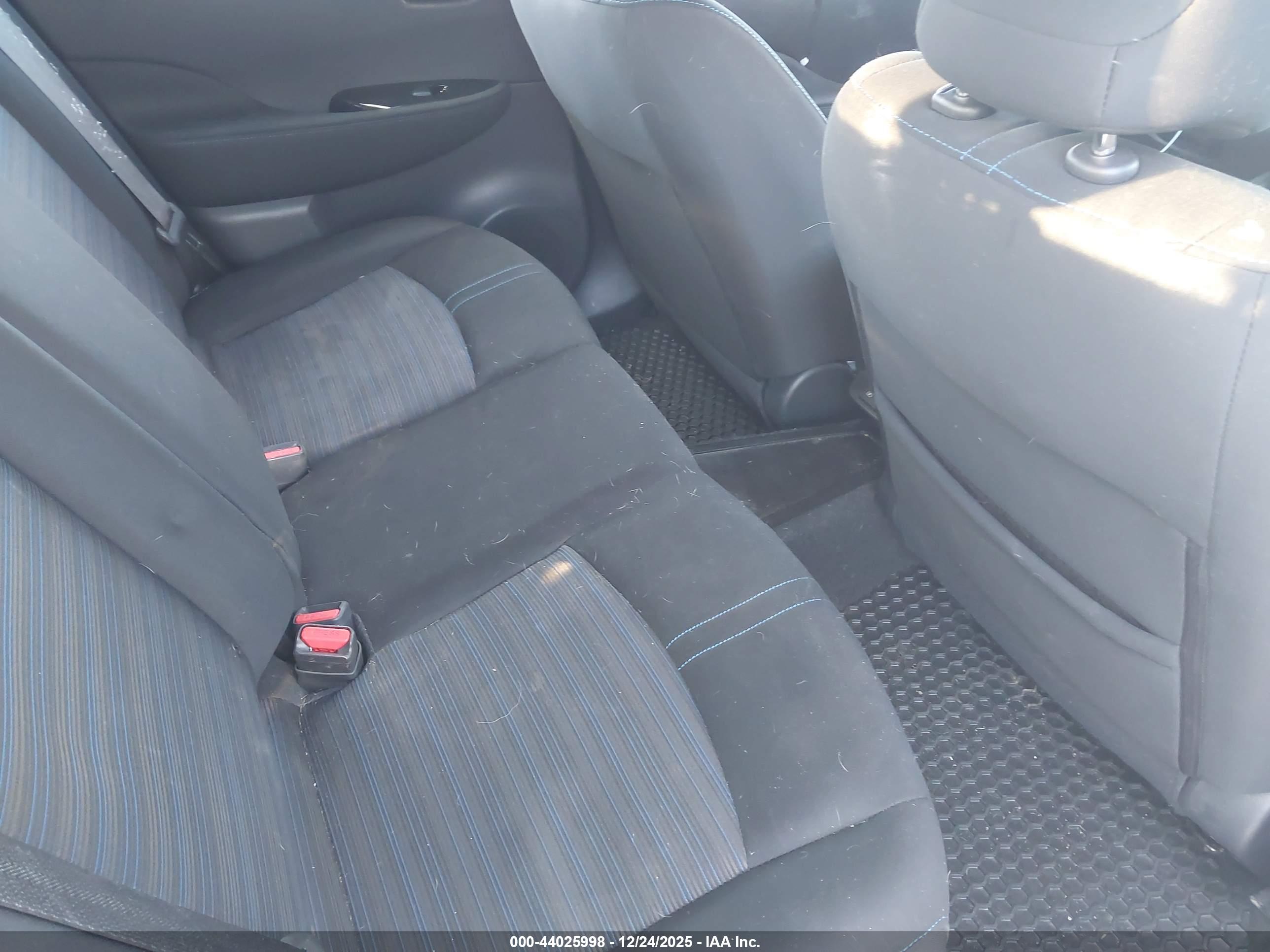 NISSAN LEAF image 8