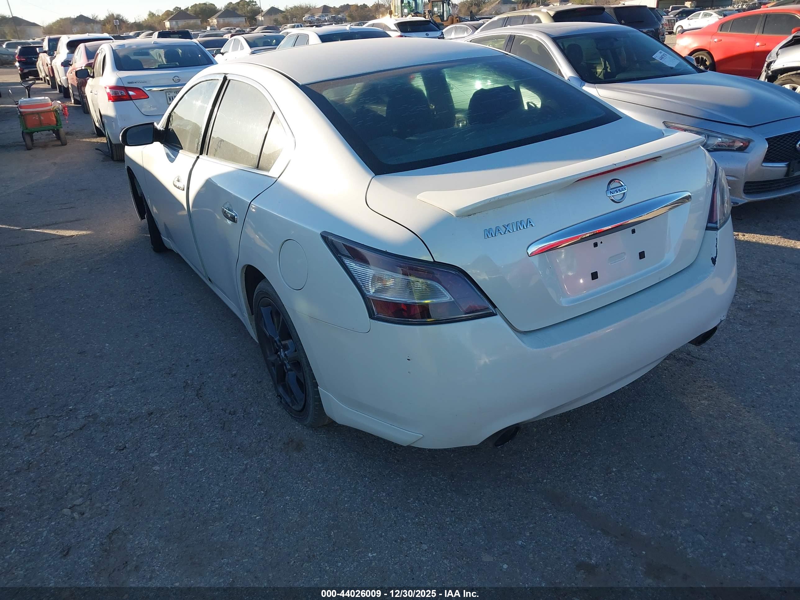NISSAN MAXIMA image 3