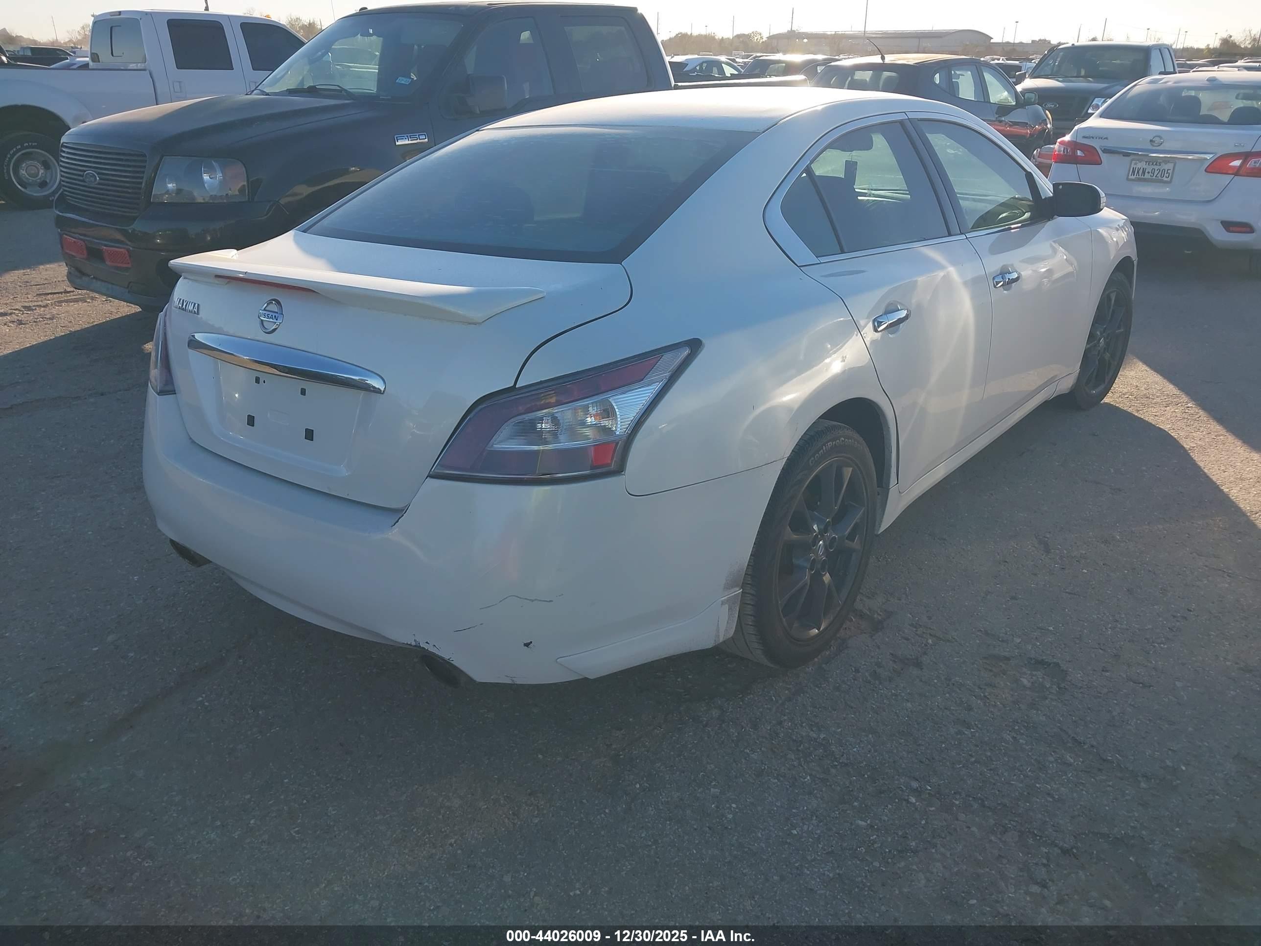 NISSAN MAXIMA image 4