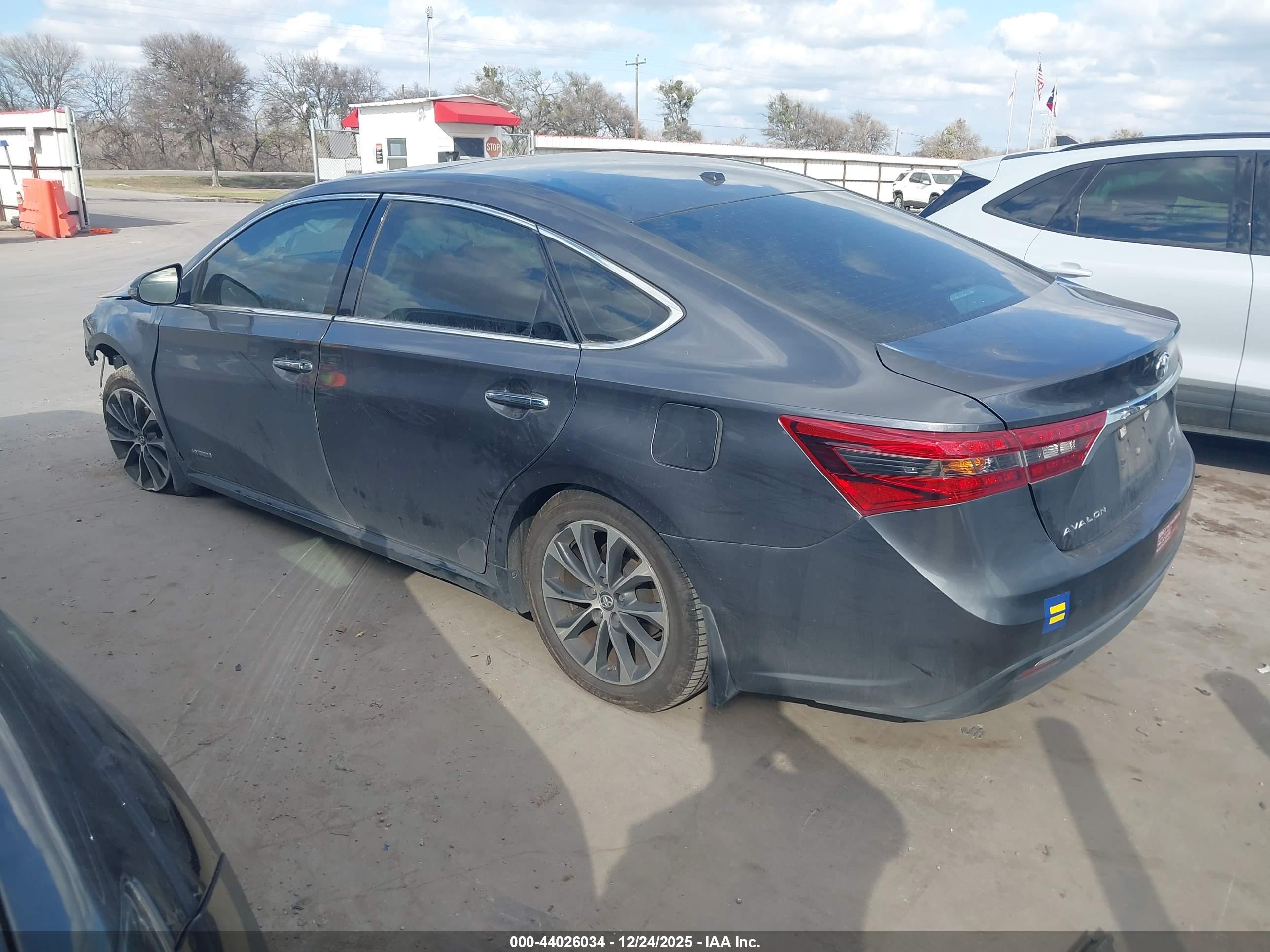 TOYOTA AVALON image 3
