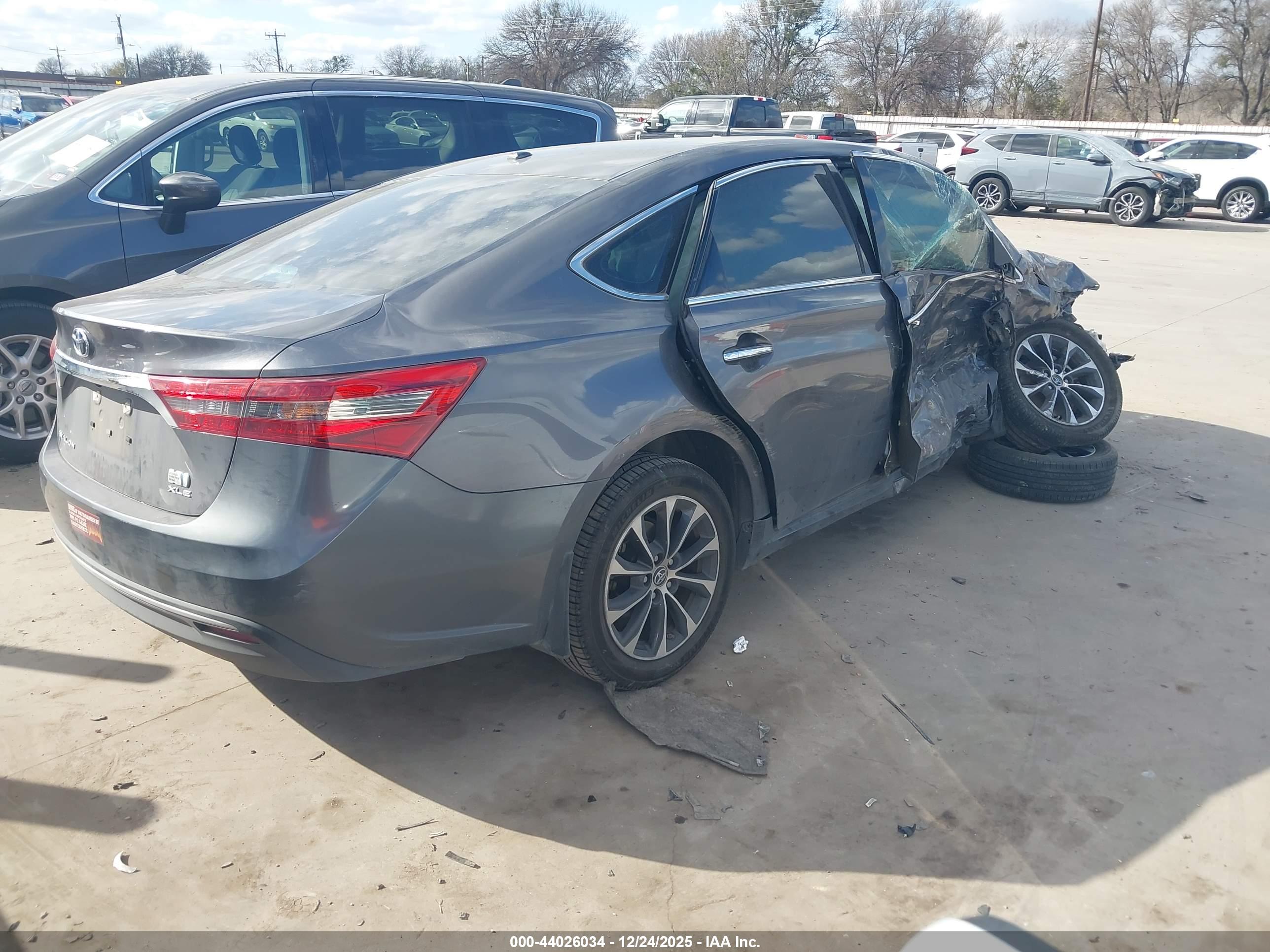 TOYOTA AVALON image 4