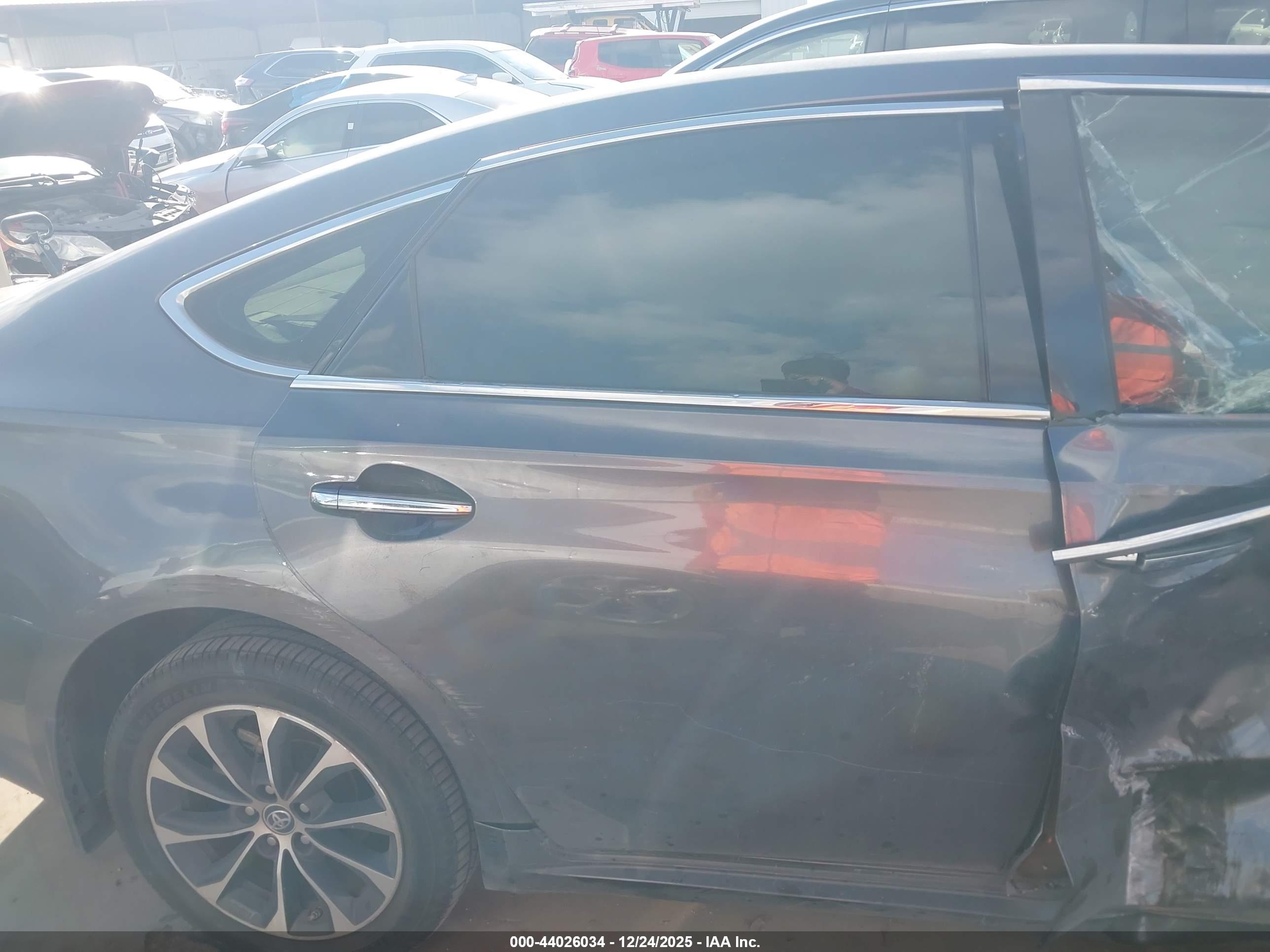 TOYOTA AVALON image 6