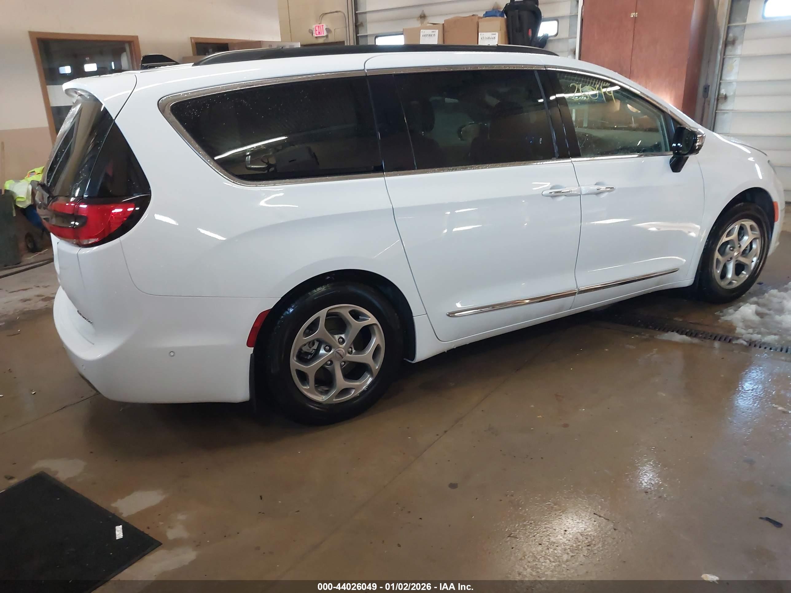 CHRYSLER PACIFICA image 4