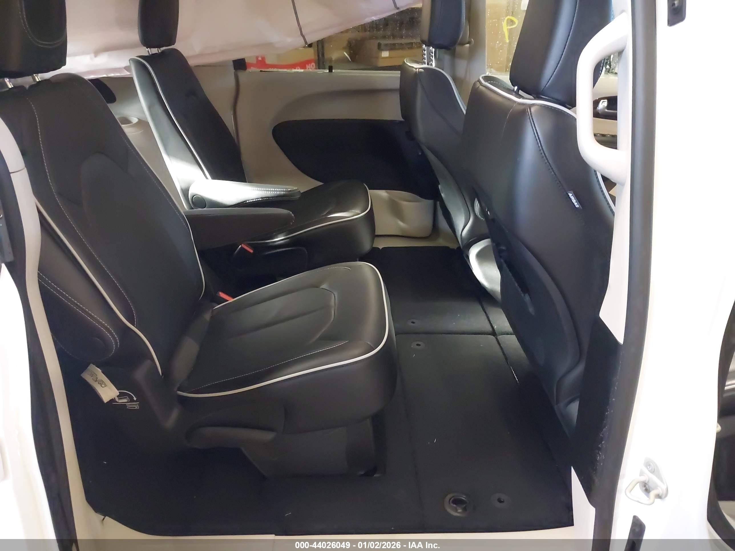 CHRYSLER PACIFICA image 8