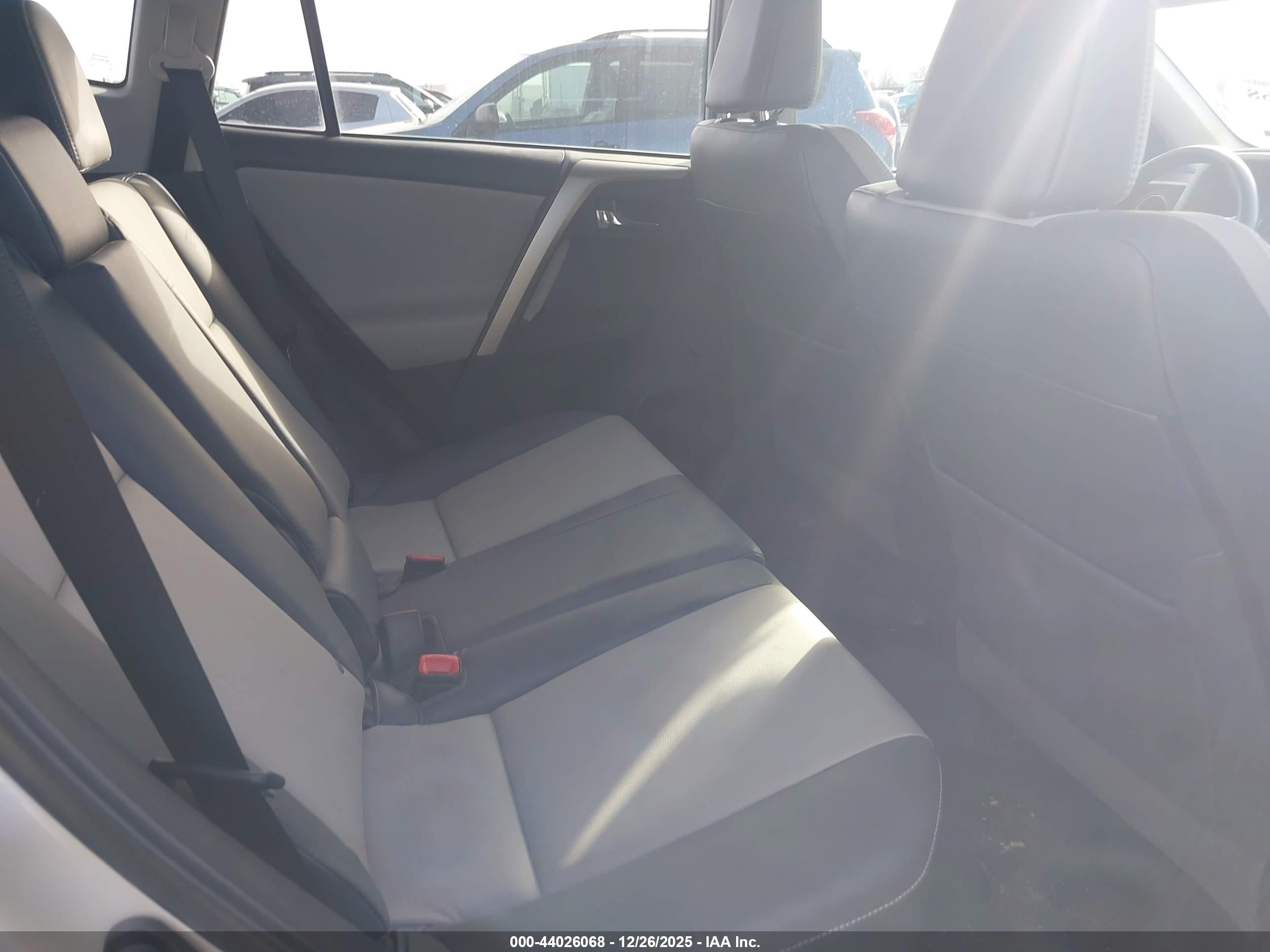TOYOTA RAV4 image 8