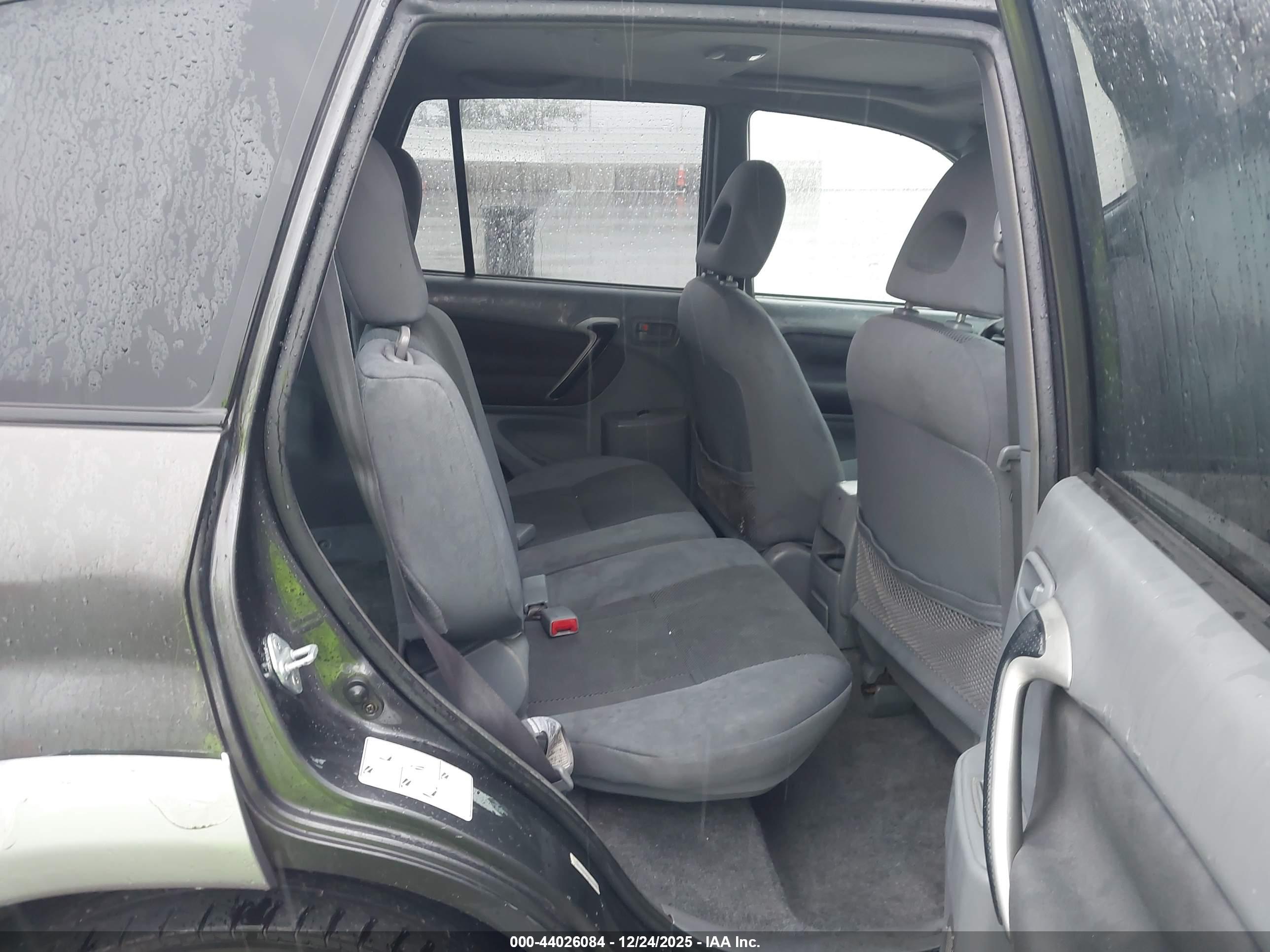 TOYOTA RAV4 image 8