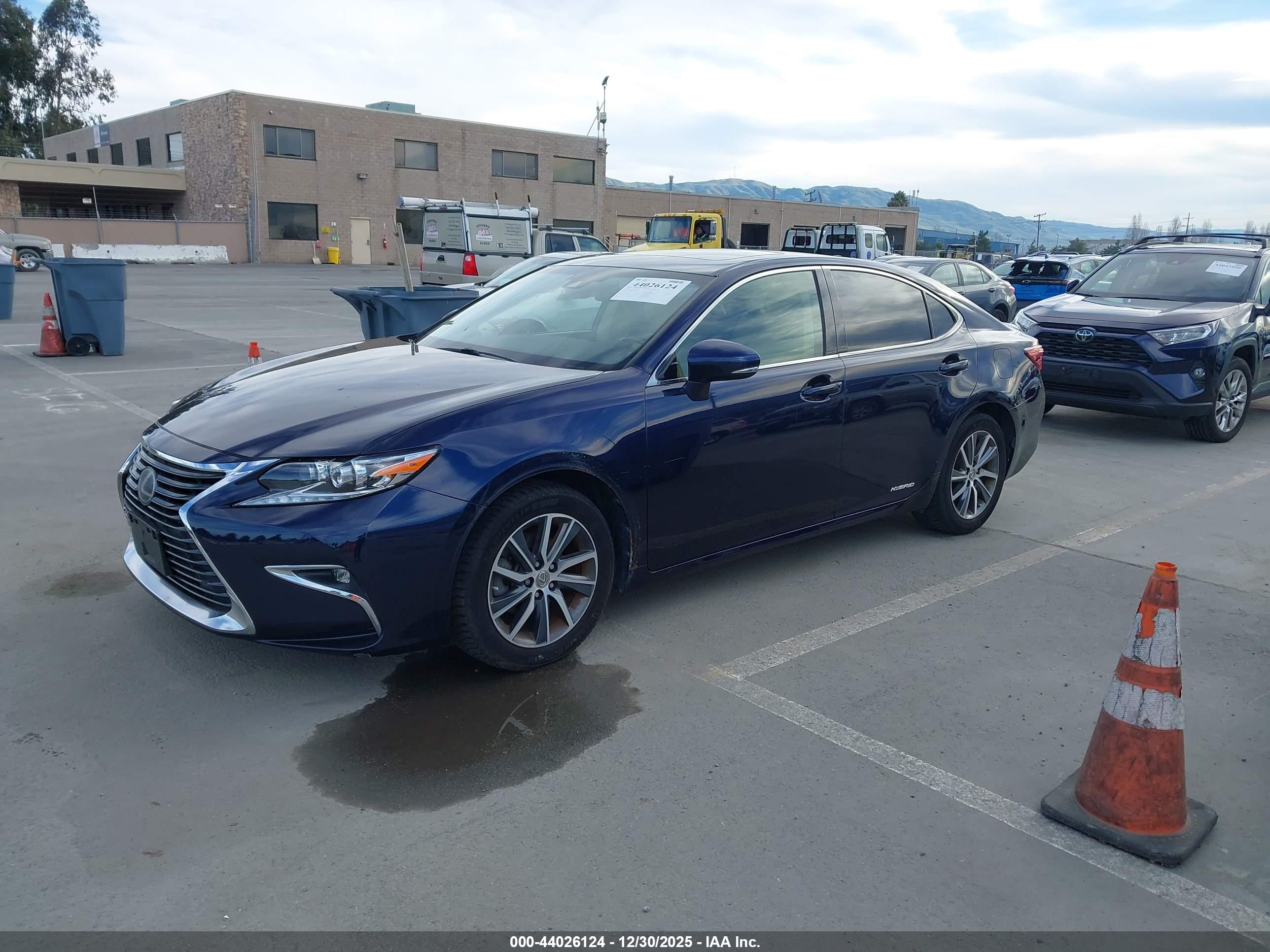 LEXUS ES image 2