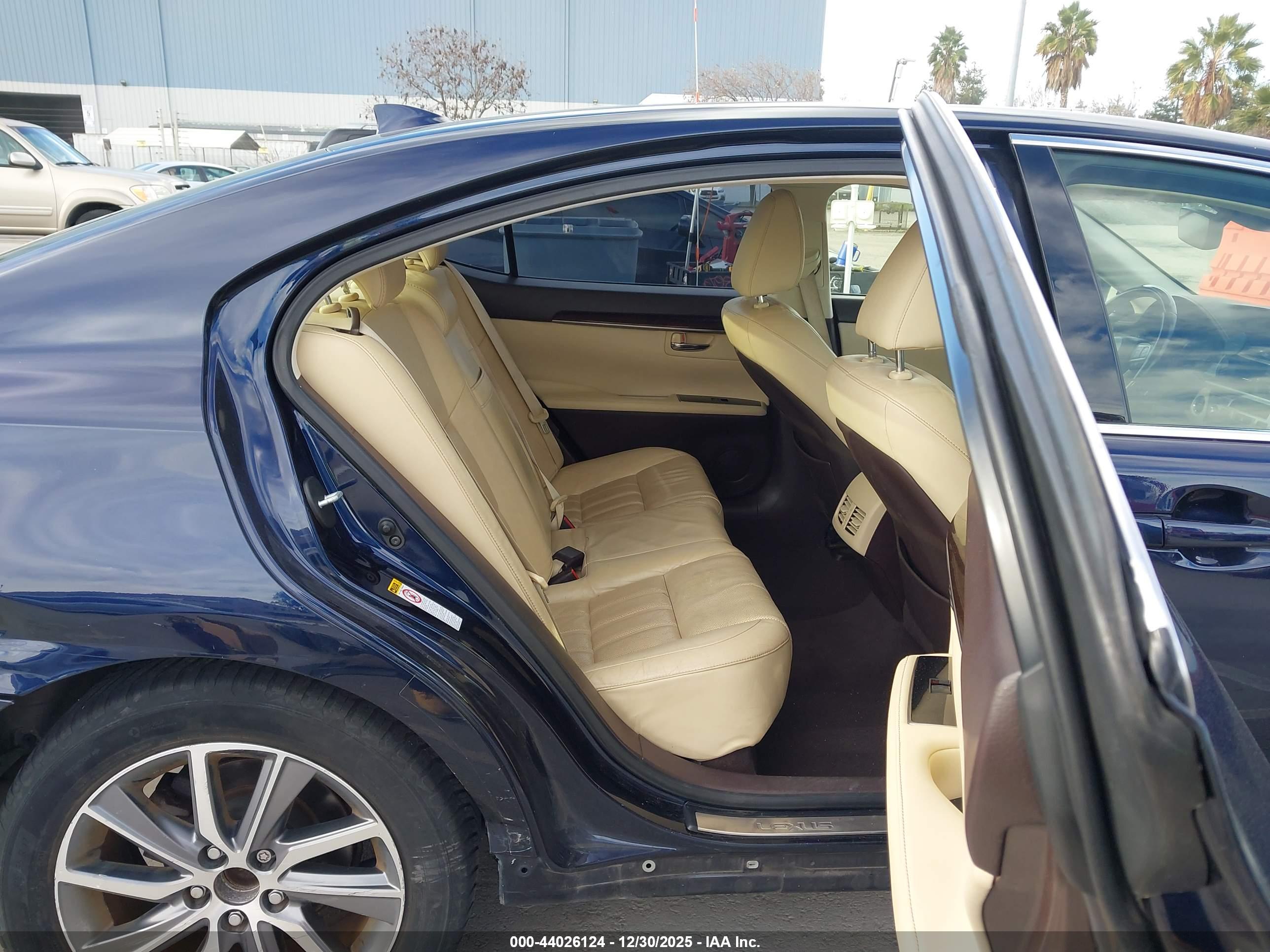 LEXUS ES image 8