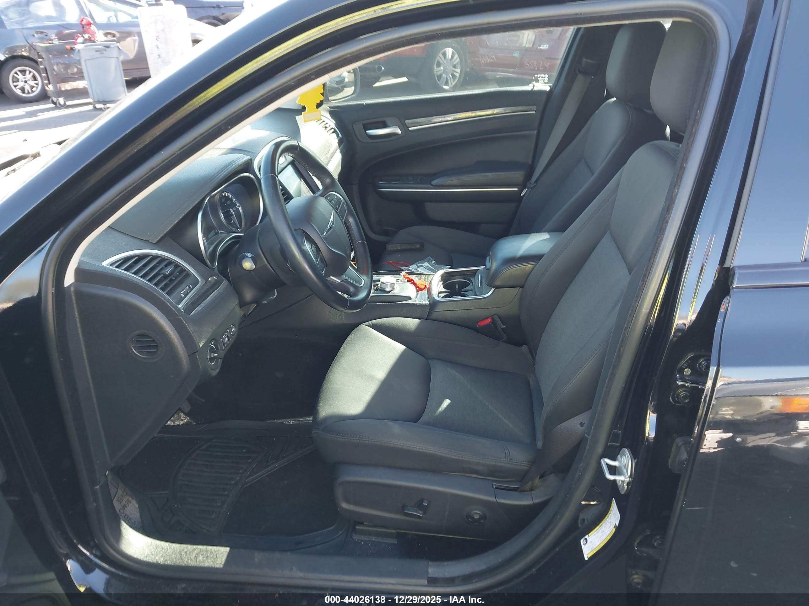 CHRYSLER 300 image 5