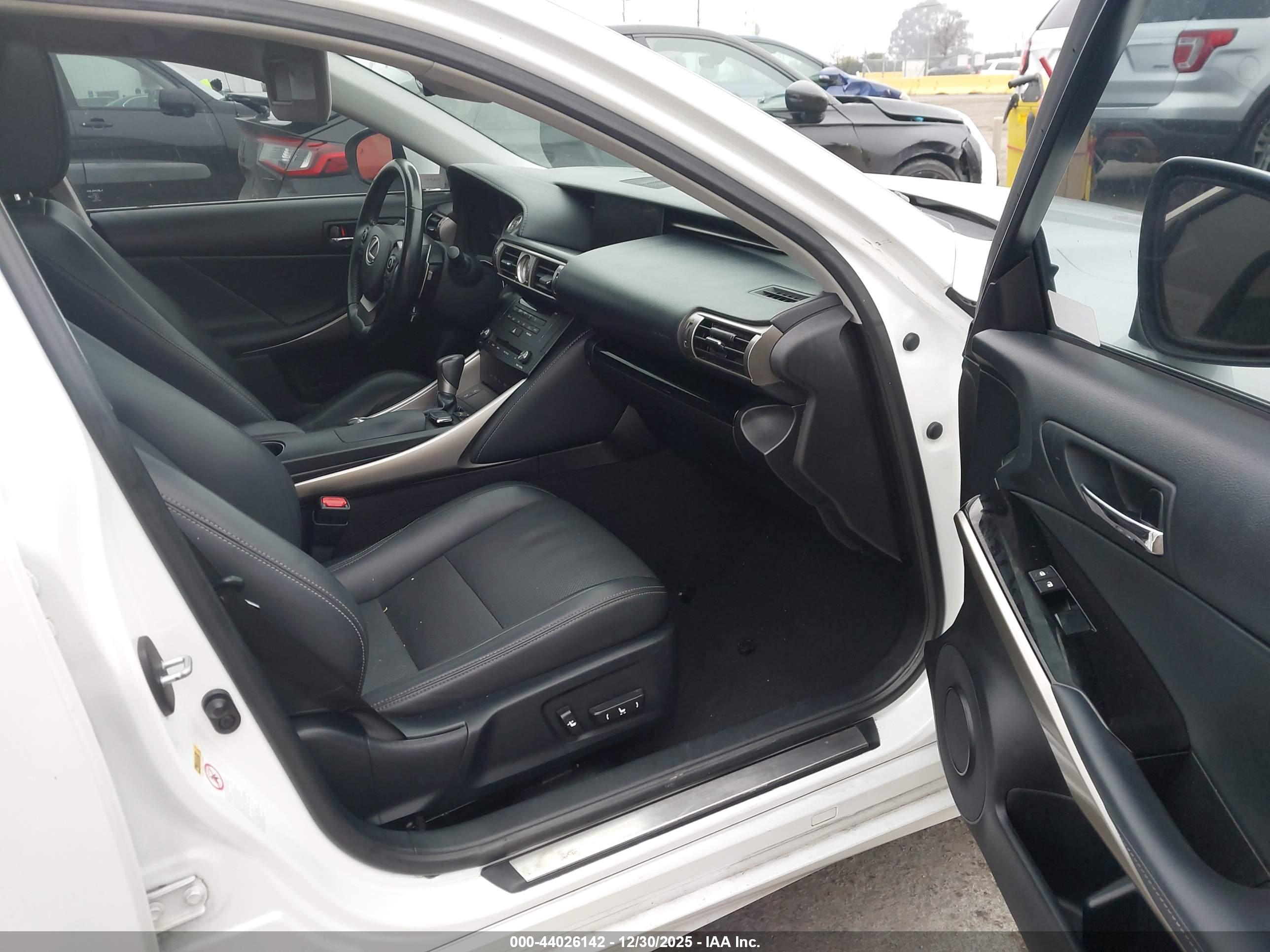 LEXUS IS image 5