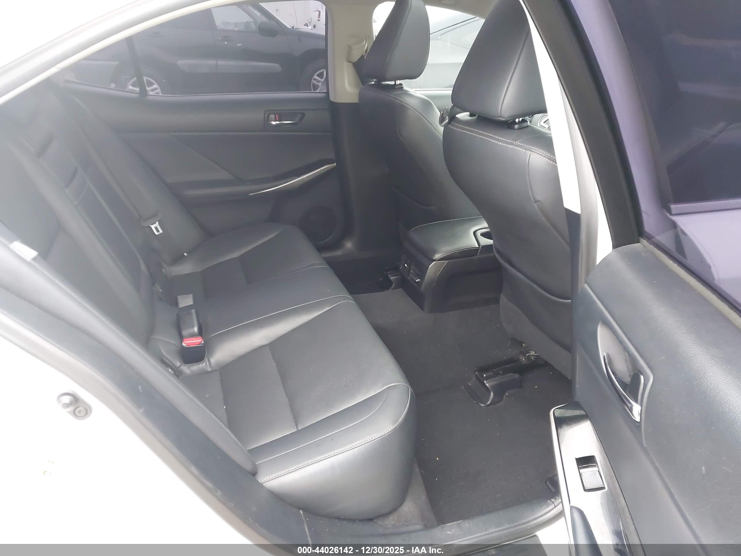 LEXUS IS image 8