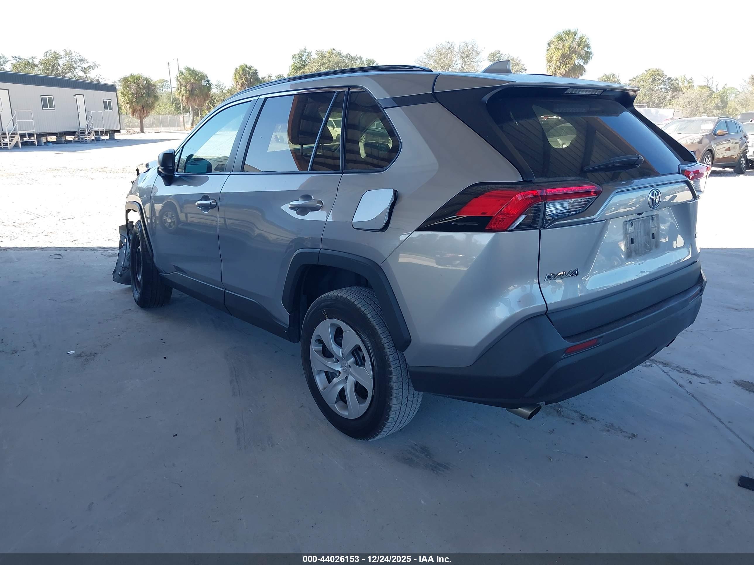 TOYOTA RAV4 image 3