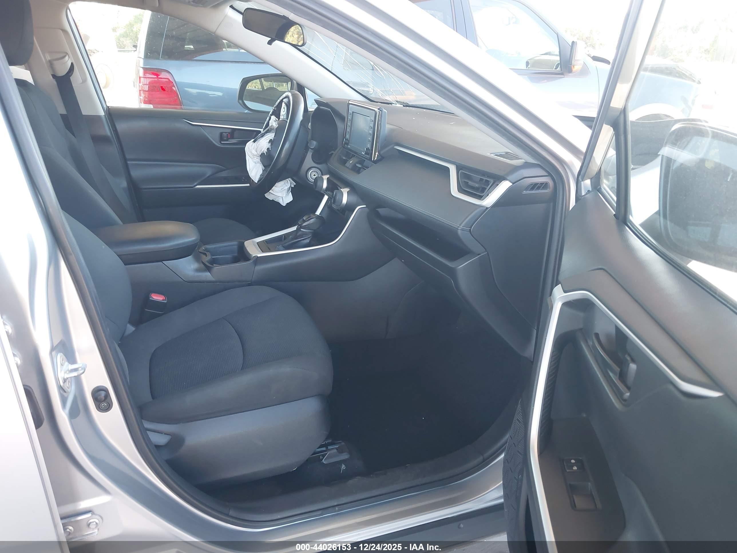 TOYOTA RAV4 image 5