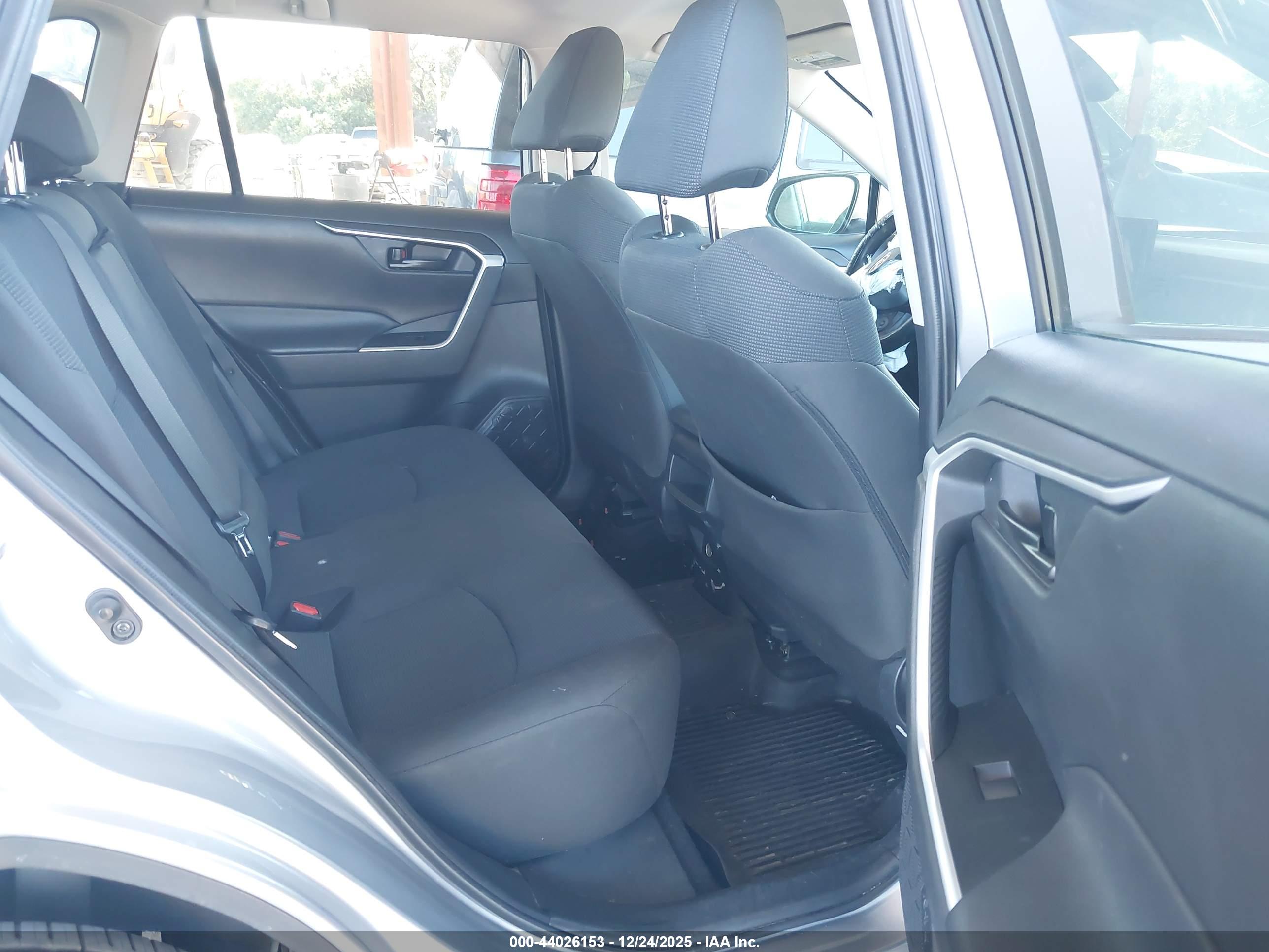 TOYOTA RAV4 image 8