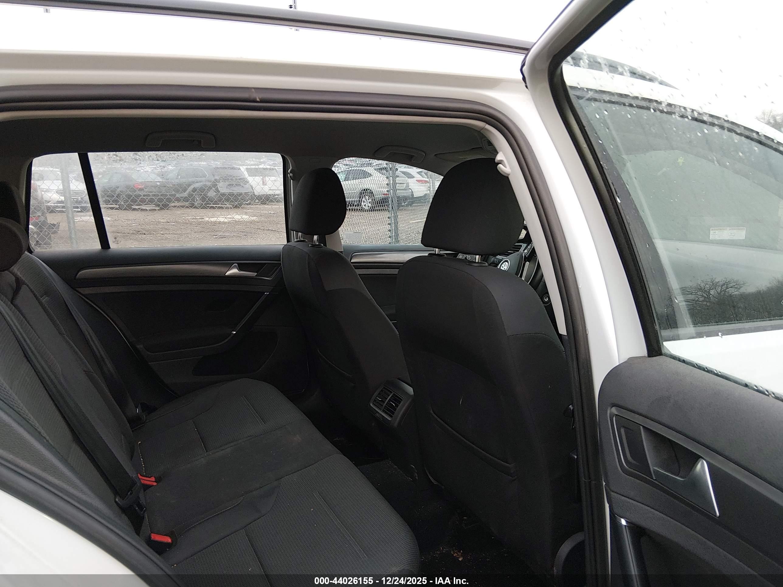 VOLKSWAGEN GOLF image 8
