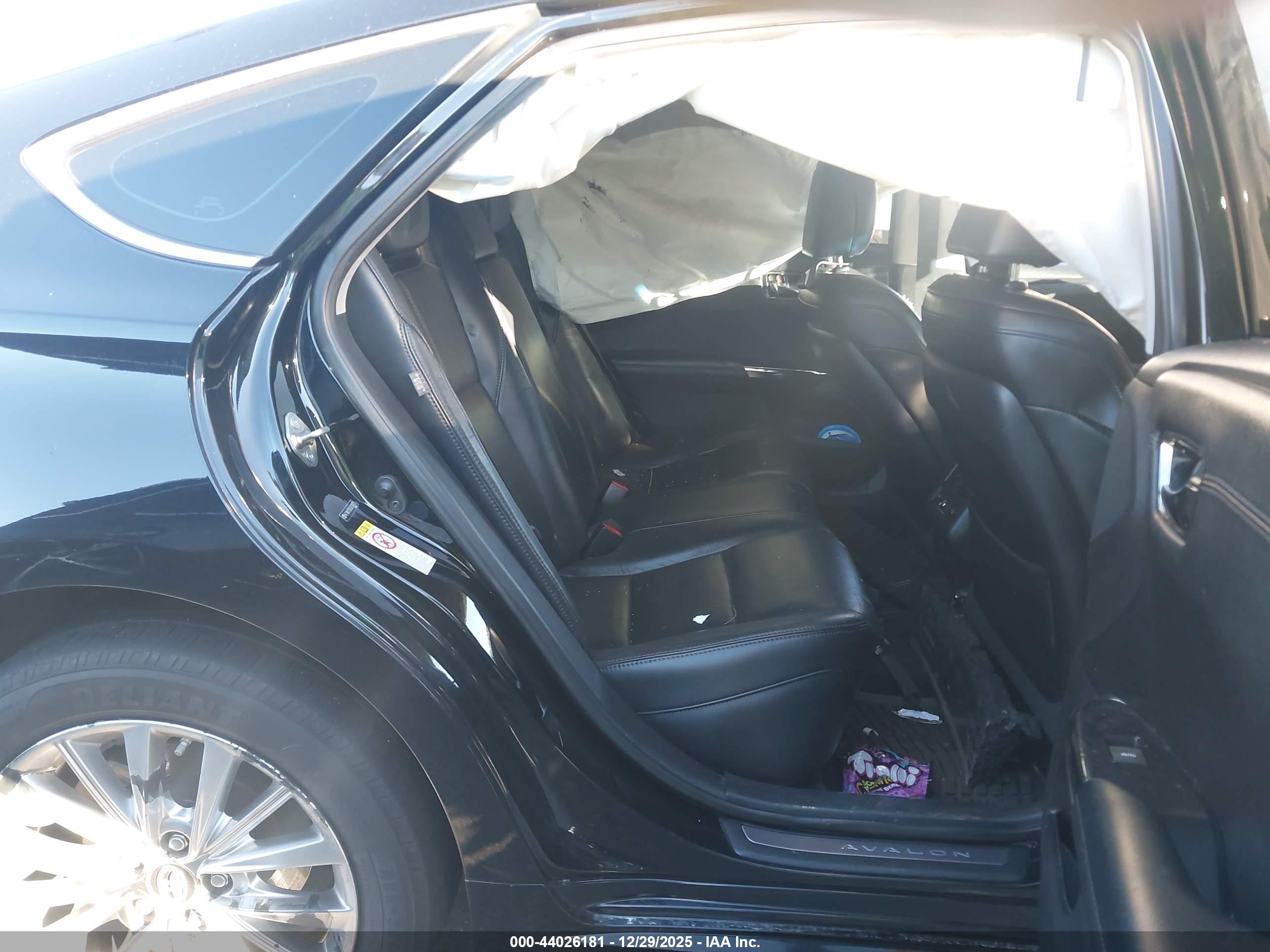 TOYOTA AVALON image 8