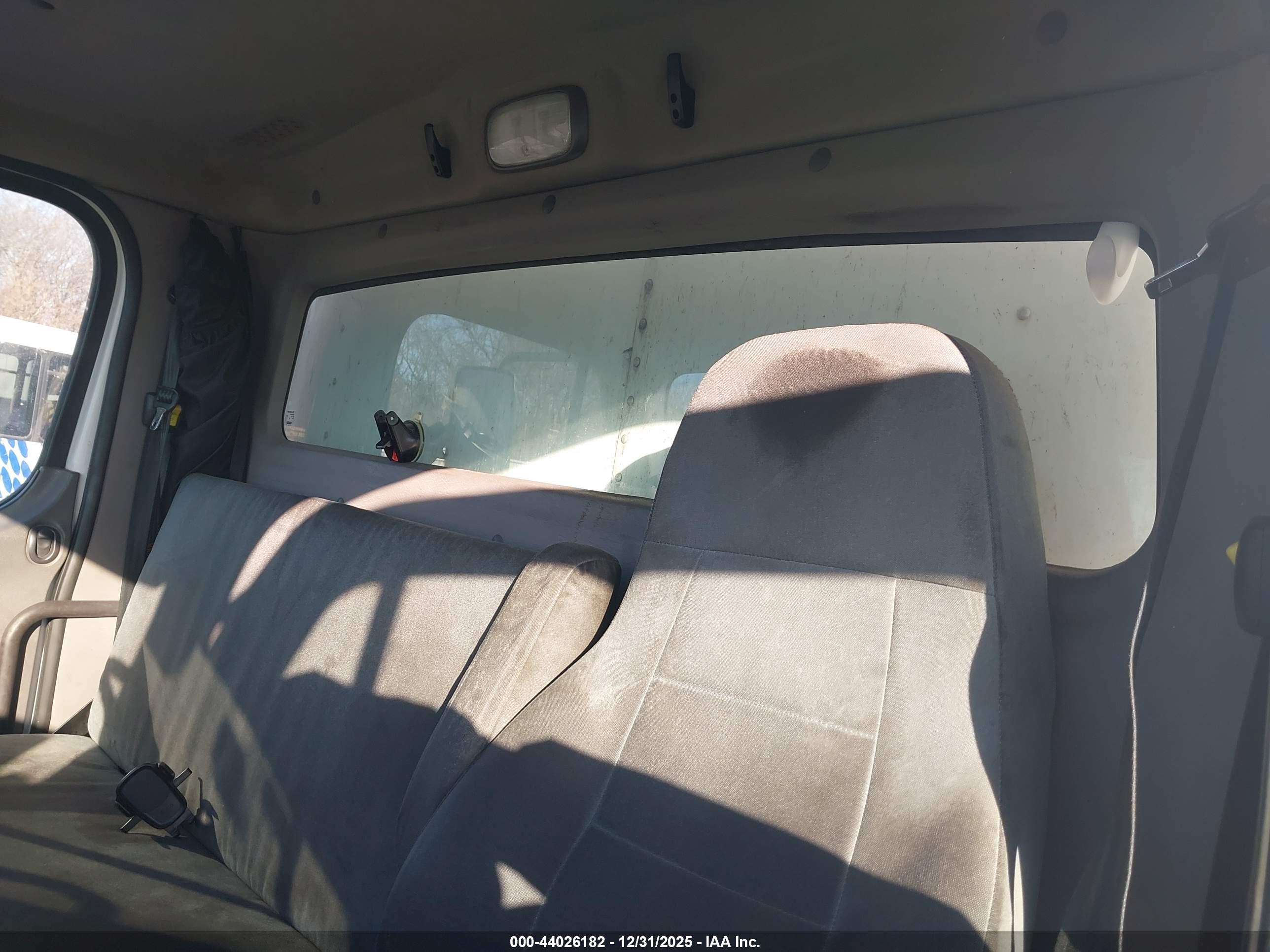 FREIGHTLINER M2 image 7